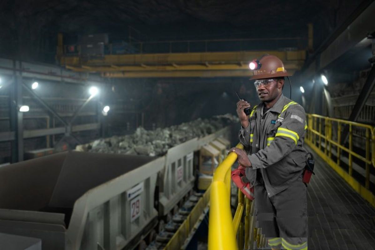 Pekerja PT Freeport Indonesia (PTFI) di area tambang bawah tanah Grasberg Block Cave (GBC). Pada 2023 PTFI berhasil memproduksi tembaga 1,65 miliar pound serta 1,97 juta ounces emas.