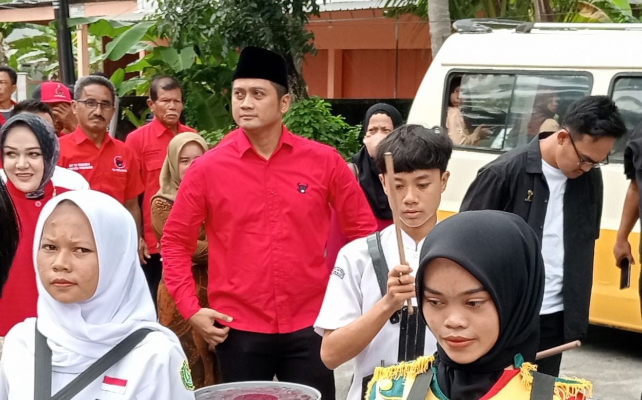 Joane Irwan Suwarsa didampingi istri dan anak serta para pendukung saat mendaftar ke kantor DPC PDI Perjuangan Kab Pangandaran, Jumat 19 April 2024.