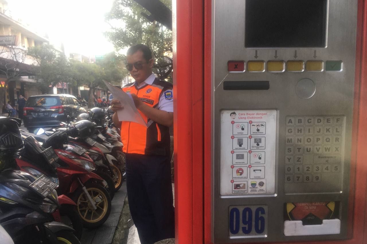 Petugas Dishub Kota Bandung sedang mengawasi  tempat parkir