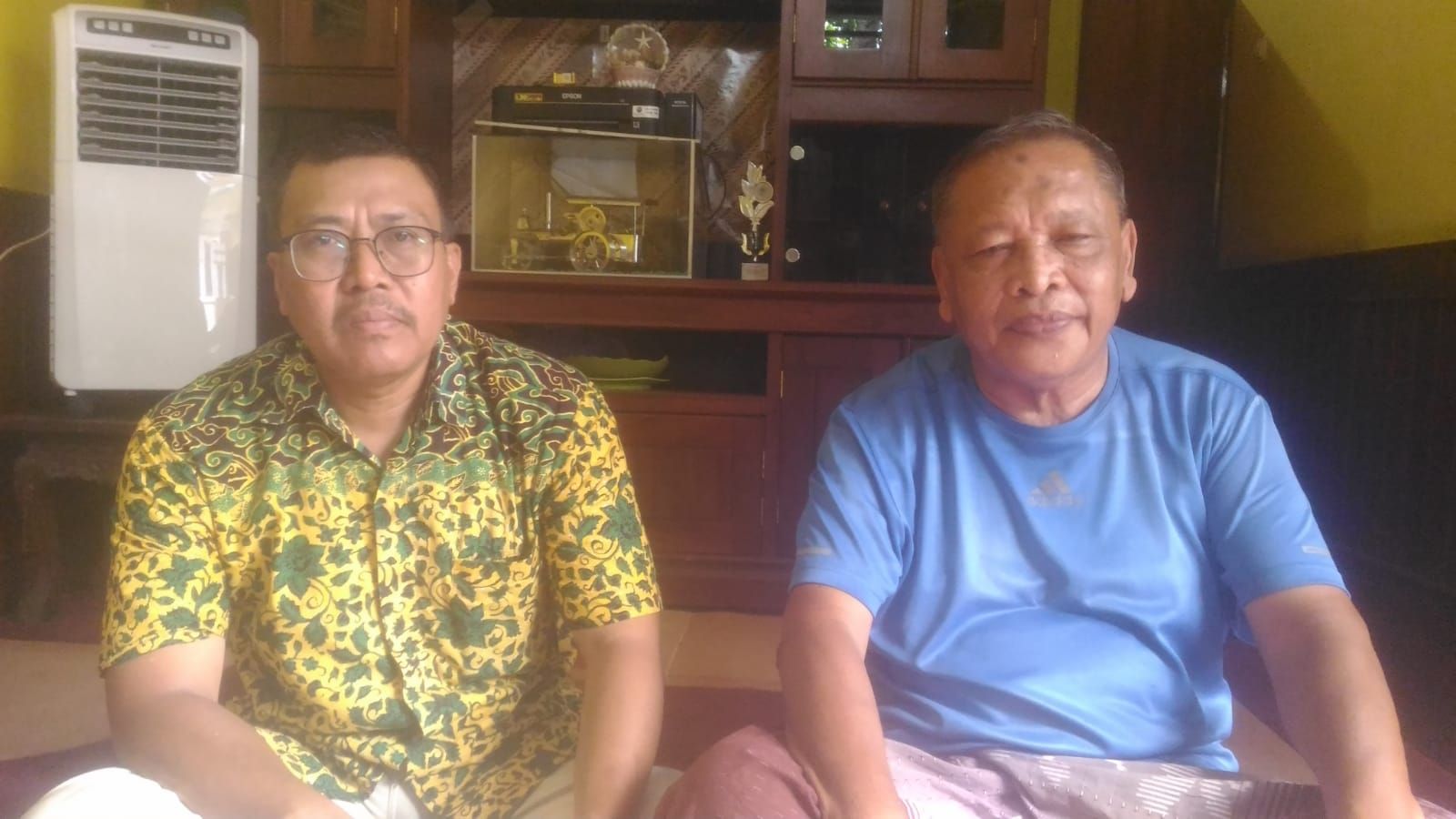 Anggota BPD Keduanan Kecamatan Depok Kabupaten Cirebon, Iwan Setiawan (kiri) bersama tokoh masyarakat desa setempat, Durajat.