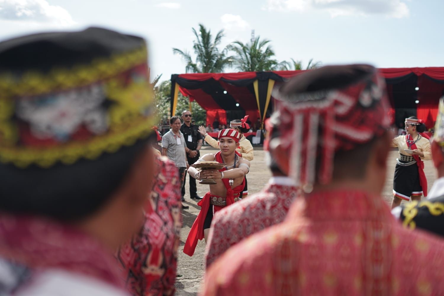 Dewan Adat Dayak (DAD) Kota Pontianak resmi membuka pagelaran Naik Dango ke-1 di Rumah Radakng Jalan Sultan Sahrir, Pontianak Kota, Kalimantan Barat, pada Jumat 19 April 2024. Event Naik Dango dimulai dari tanggal 18 April hingga 21 April 2024.