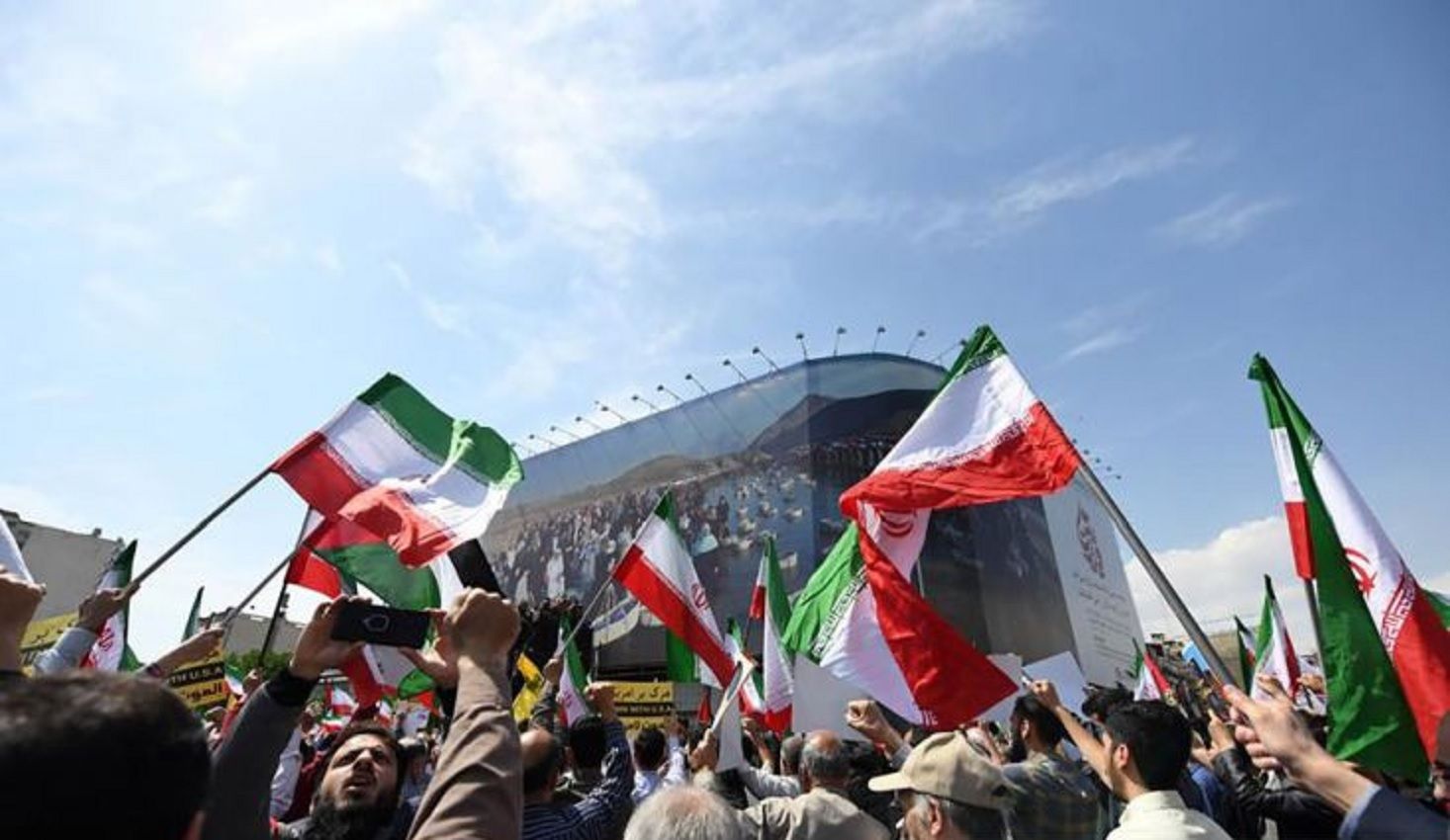 Para pengunjuk rasa menghadiri rapat umum di Teheran, Iran (19/4/2024). ANTARA/Xinhua/Shadati/aa.