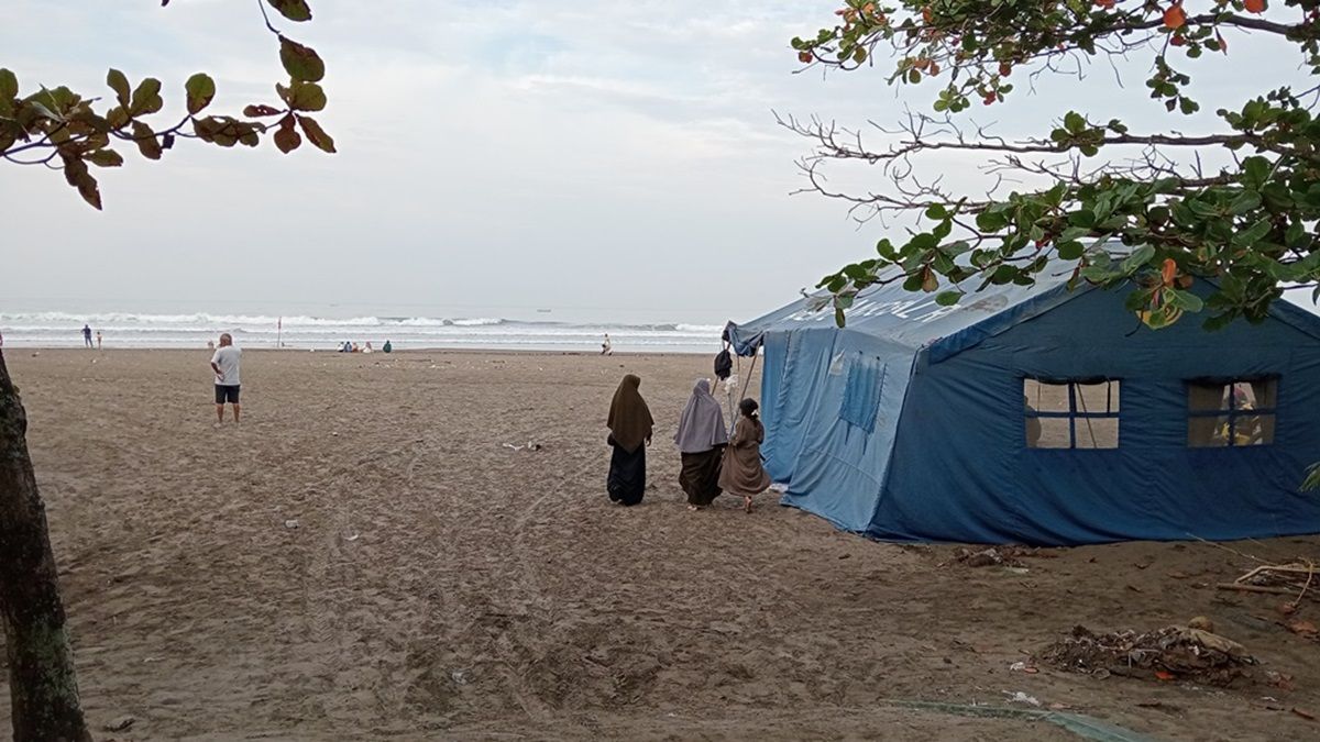 Tenda posko pencarian didirikan di kawasan Pos 5 pantai barat Pangandaran, lokasi terseretnya kedua korban yang hingga kini belum ditemukan, Sabtu 20 April 2024.
