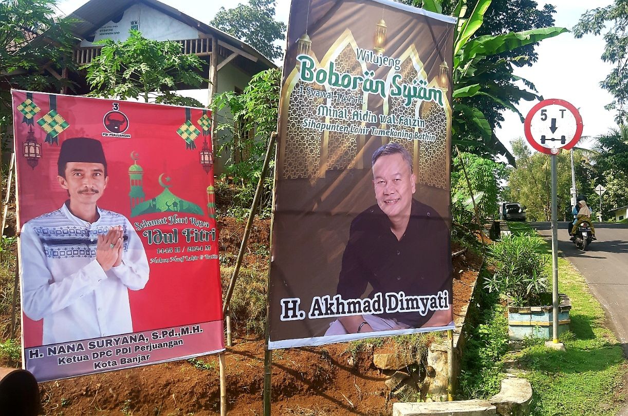Baliho dua mantan Wakil Wali Kota Banjar, H.Akhmad Dimyati dan H.Nana Suryana berdampingan ditengah persaiangan meraih rekomendasi dari DPP PDIP terpasang di sejumlah tempat strategis Kota Banjar, Minggu (21/4/2024). 