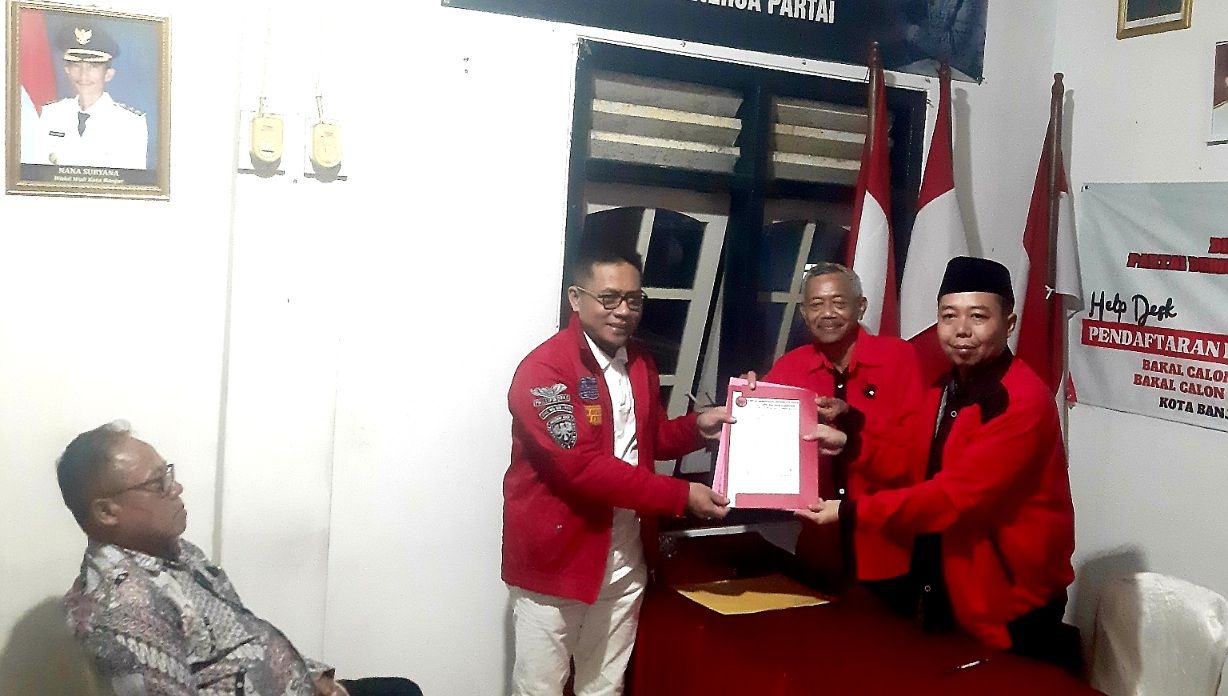 SULYANATI saat menyerahkan formulir pendaftaran balon Wakil Wali Kota Banjar dikawal pejuang pembentukan Kota Banjar di Kantor DPC PDIP Kota Banjar, Sabtu (20/4/2024).