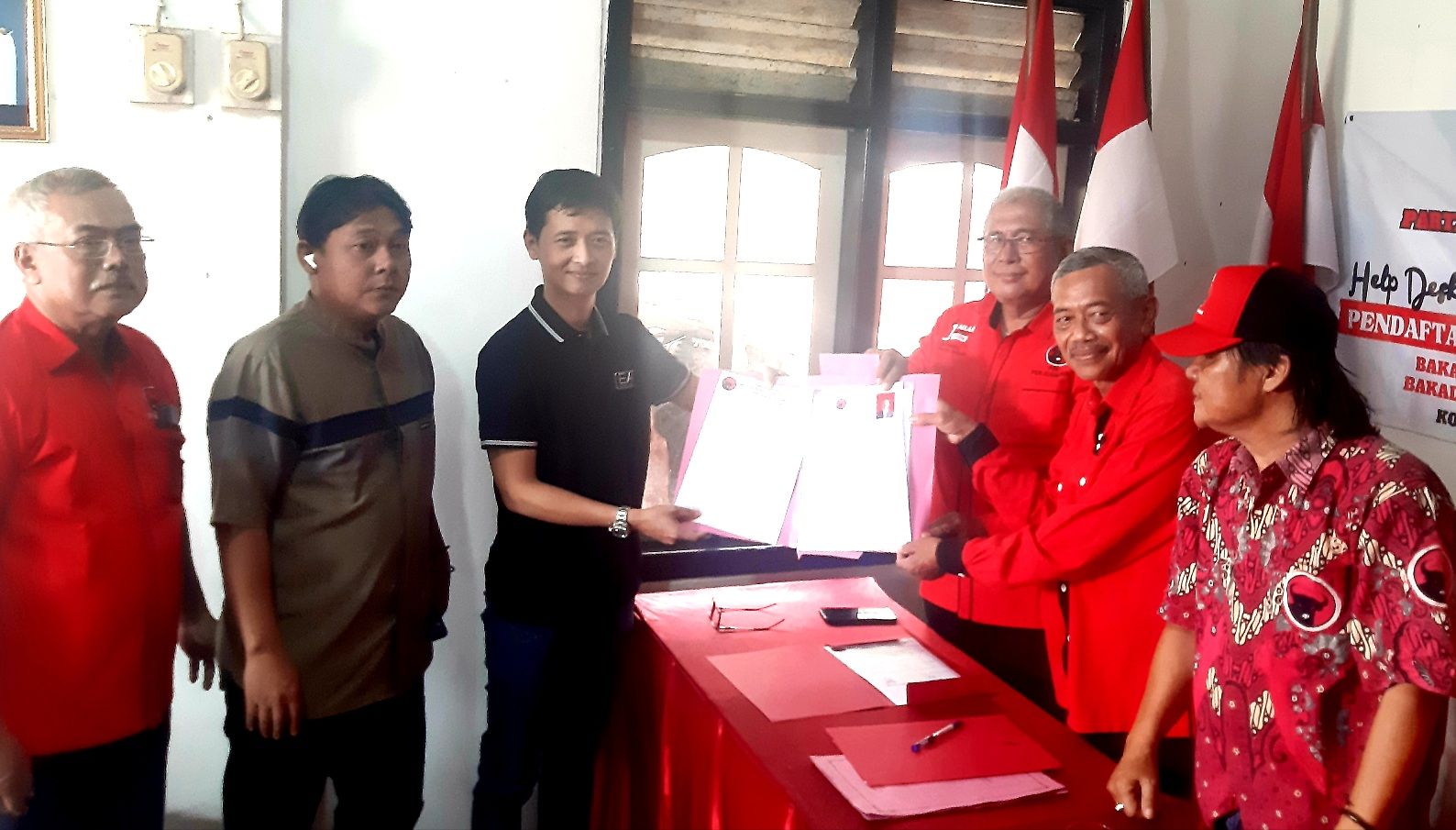 Atet Handiyana menyerahkan formulir pendaftaran balon Wali Kota Banjar  di Kantor DPC PDIP Kota Banjar, Jumat (19/4/2024).