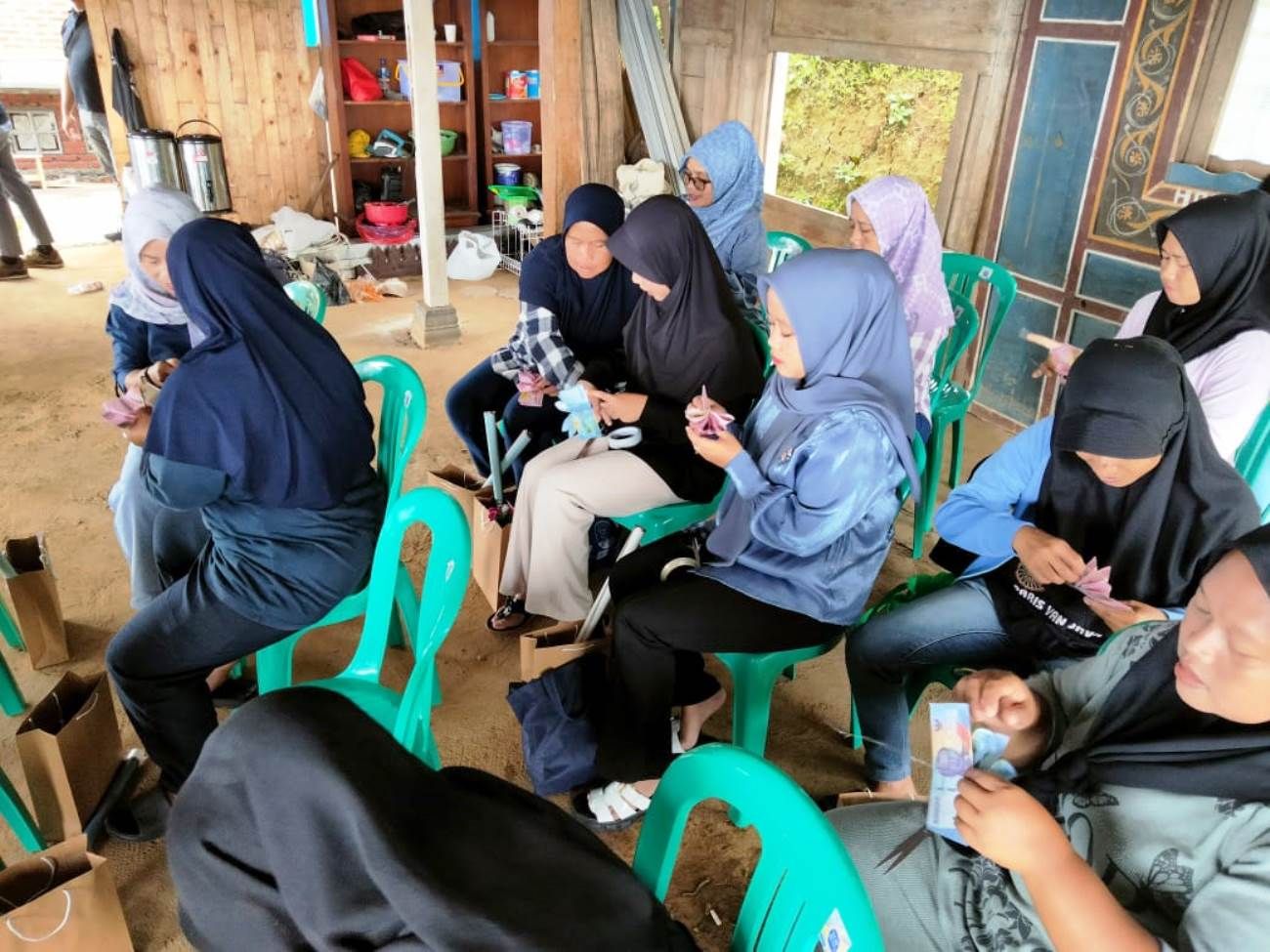 Kelompok Wanita Tani (KWT) Desa Puncak, Kecamatan Cigugur, Kabupaten Kuningan, antusias mengikuti pelatihan pembuatan bucket yang diadakan Anggota DPRD Jabar, Hj. Tina Wiryawati pada momen Hari Kartini 2024.*