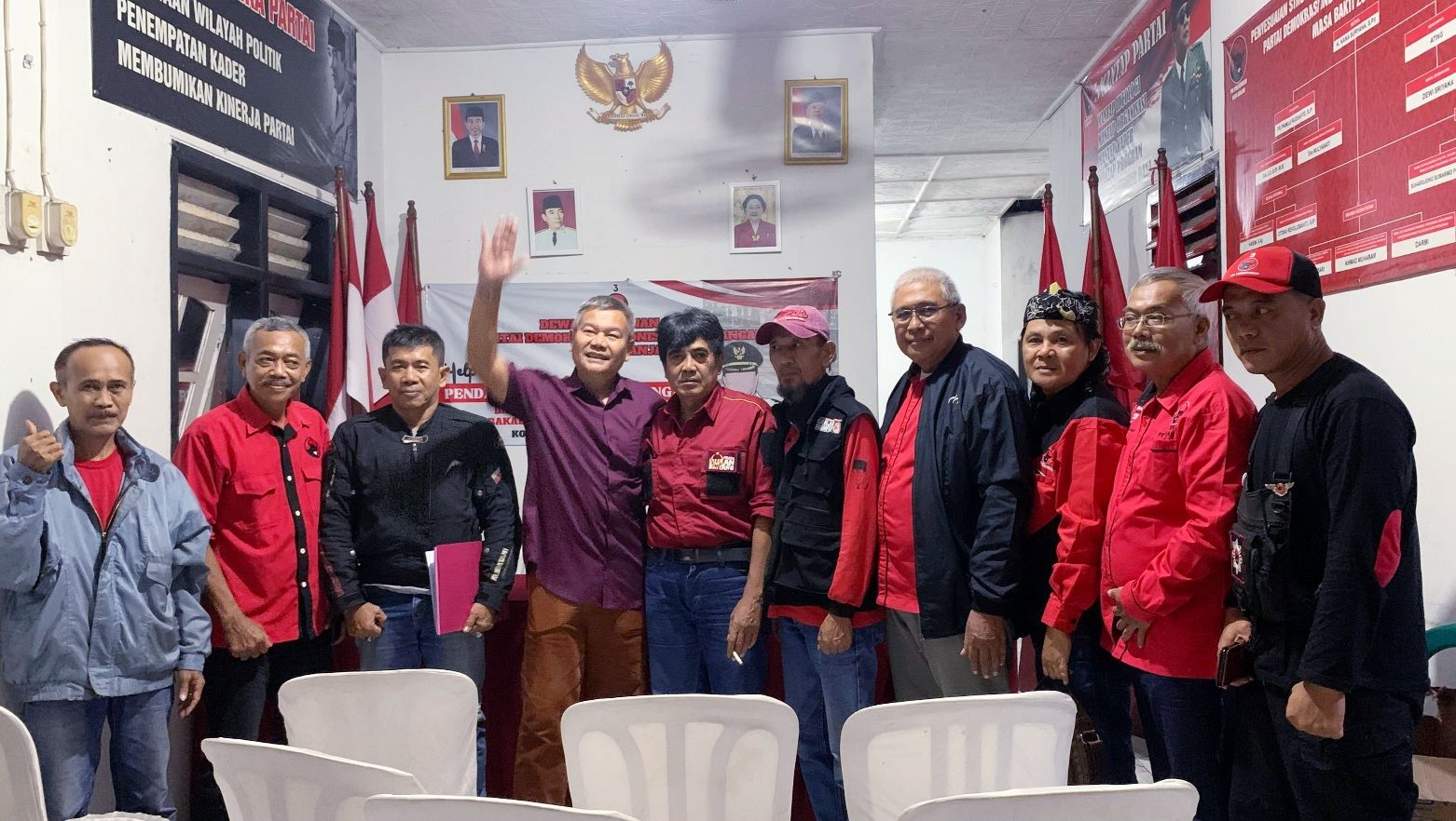 Balon Wali Kota Banjar PDIP, H.Akhmad Dimyati angkat tangan saat pengembalian formulir pendaftaran balon Wali Kota Banjar Pilkada 2024 di DPC PDIP Kota Banjar, Sabtu (20/4/2024) malam.