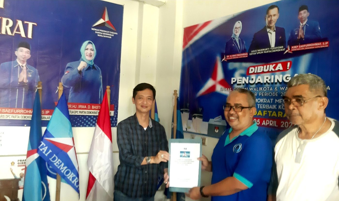 Atet Handiyana menyerahkan formulir pendaftaran balon wali Kota Banjar  di Kantor DPC Partai Demokrat Kota Banjar, Sabtu (20/4/2024).
