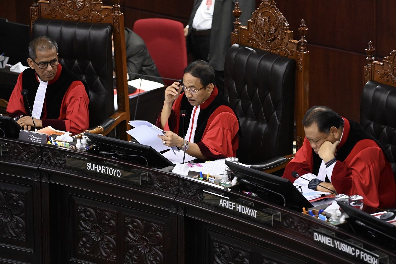 Ketua Mahkamah Konstitusi (MK) Suhartoyo (tengah) didampingi Hakim Konstitusi Saldi Isra (kiri) dan Arief Hidayat (kanan) membacakan putusan saat sidang putusan perselisihan hasil Pilpres 2024 di Gedung Mahkamah Konstitusi, Jakarta, Senin (22/4/2024). Mahkamah Konstitusi (MK) menolak seluruh permohonan calon presiden dan wakil presiden nomor urut 1 dan 3, Anies Baswedan-Muhaimin Iskandar dan Ganjar Pranowo-Mahfud MD dalam perkara Perselisihan Hasil Pemilihan Umum (PHPU) Pilpres 2024. ANTARA FOTO