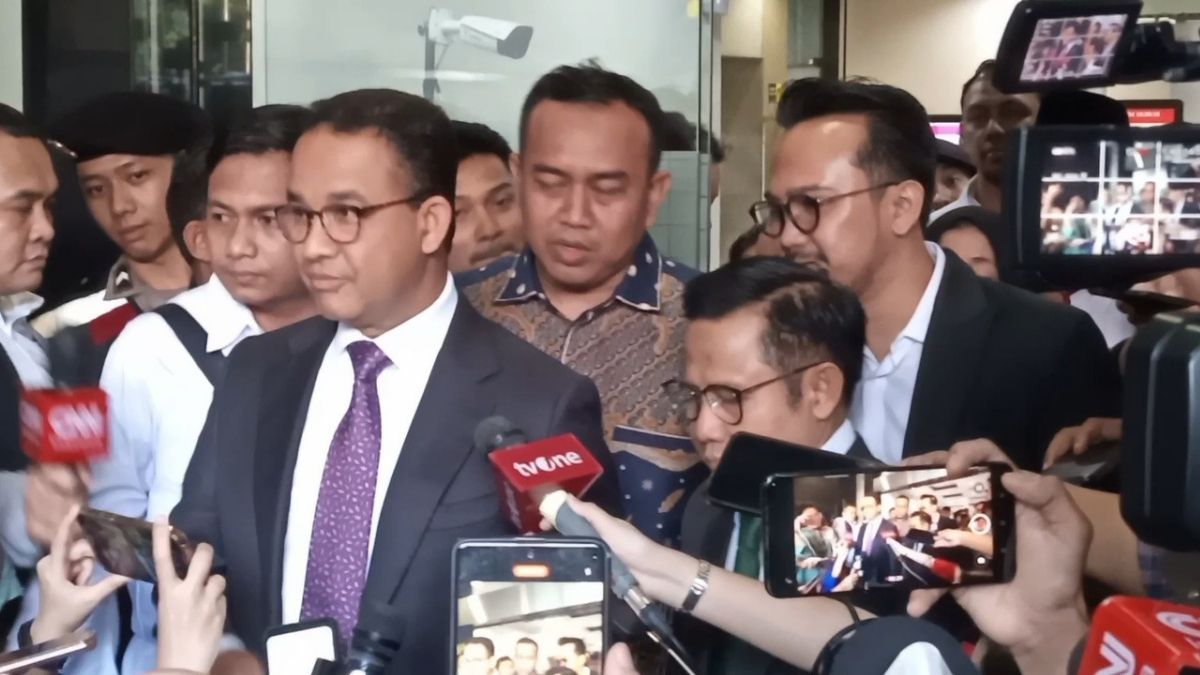 Anies Baswedan dan Muhaimin Iskandar diwawancarai oleh awak media usai hadir dalam pembacaan putusan sengketa Pilpres 2024 di Gedung Mahkamah Konstitusi, Jakarta Pusat, Senin (22/4/2024).
