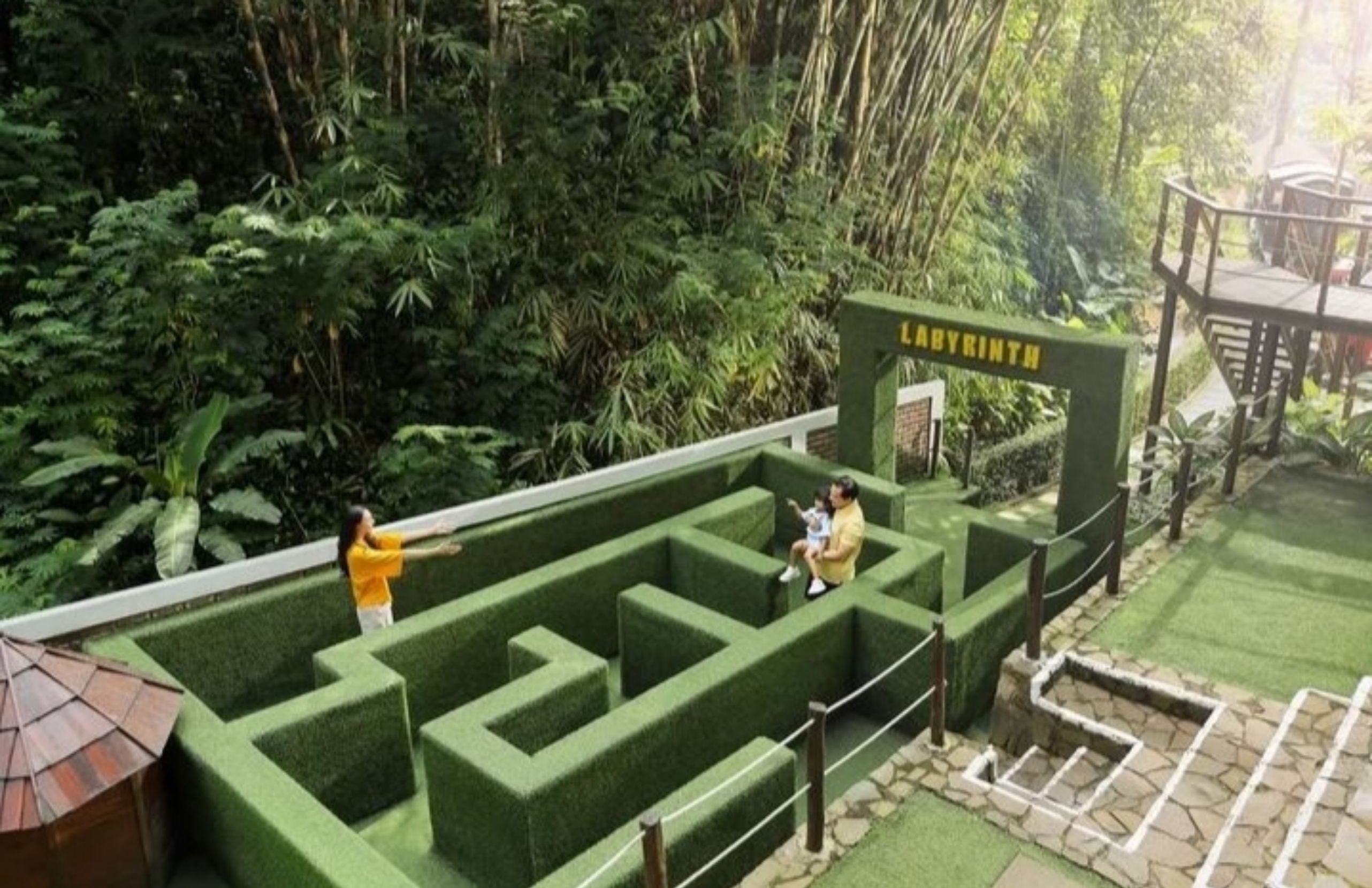 Labirin, salah satu fasilitas ramah anak yang unik dan seru di Hotel Padma Bandung