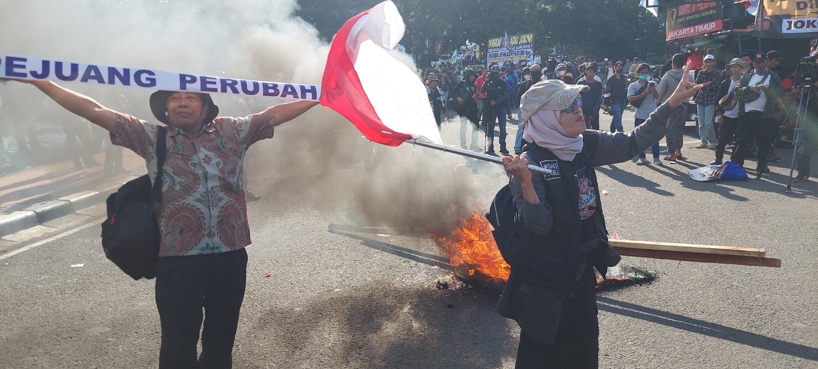 Massa bakar ban dan spanduk di area Patung Kuda, Jakarta usai putusan MK pada Senin, 22 April 2024.