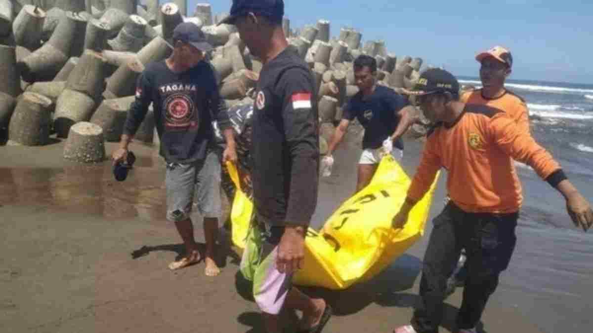 Jenazah Asep Muhtadin (23) korban tenggelam di Pantai Pangandaran yang sudah ditemukan Tim SAR Gabungan.