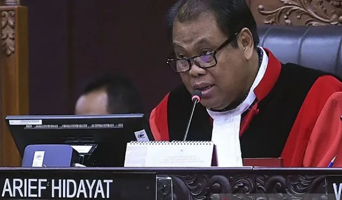 Hakim MK, Arief Hidayat.