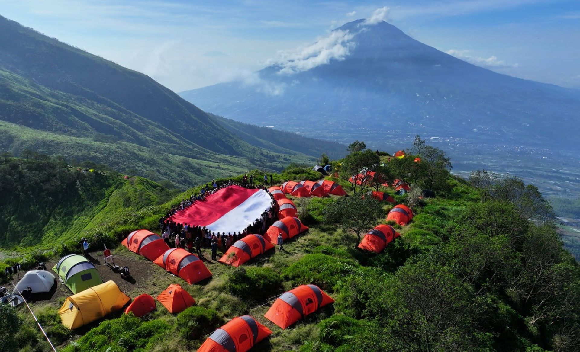 Suasana camp perempuan Indonesia yang merayakan hari kartini di Gunung Kembang Wonosobo.