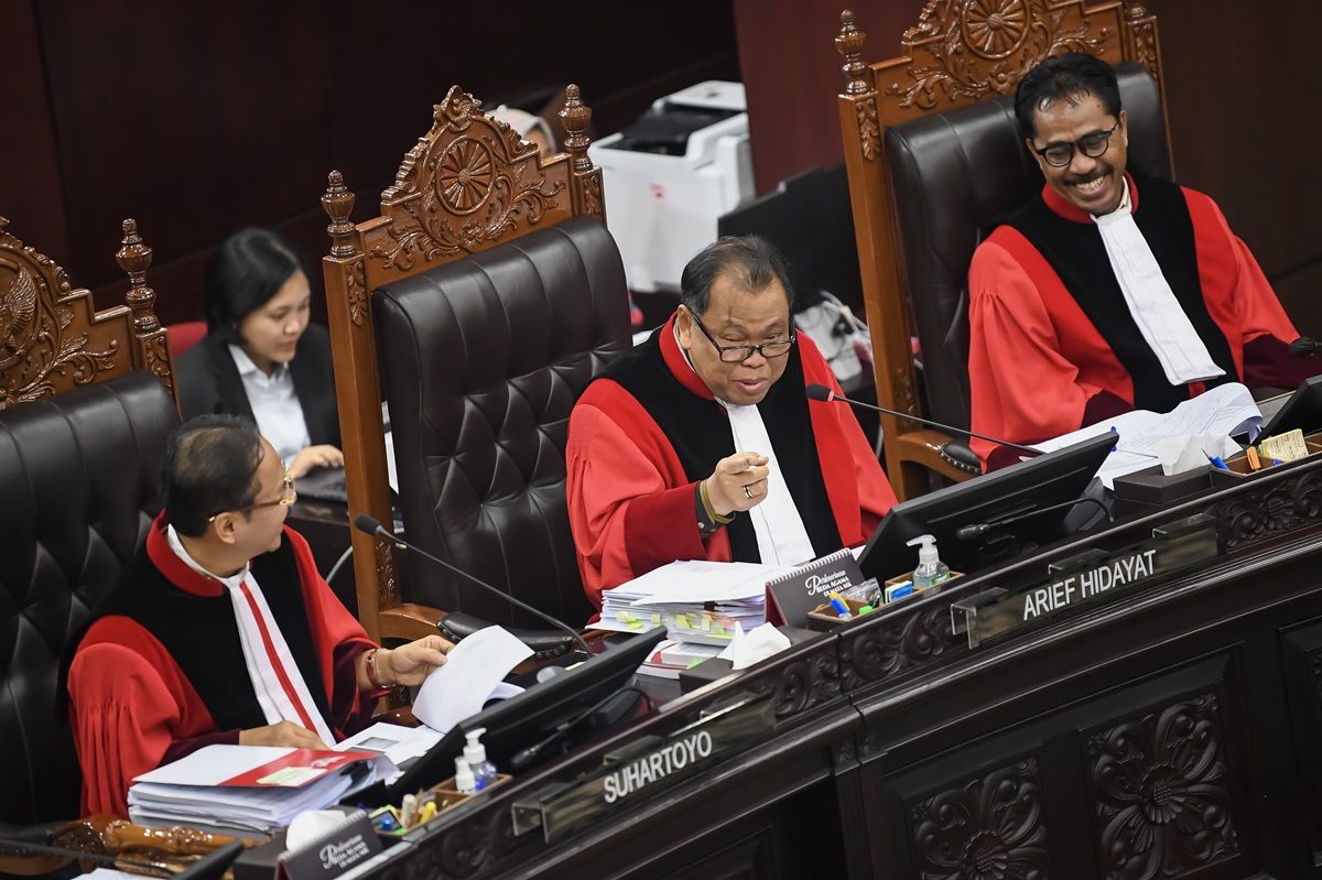 Ketua Mahkamah Konstitusi (MK) Suhartoyo (kiri) menyaksikan Hakim Konstitusi Arief Hidayat (tengah) saat berlangsungnya sidang lanjutan sengketa hasil Pilpres 2024 di Mahkamah Konstitusi, Jakarta, Rabu (3/4/2024). Sidang tersebut beragenda mendengarkan keterangan saksi dan ahli yang dihadirkan oleh termohon yakni KPU membawa satu ahli dan dua saksi fakta, sedangkan Bawaslu membawa satu ahli dan tujuh saksi. ANTARA FOTO/M Risyal Hidayat/tom,.