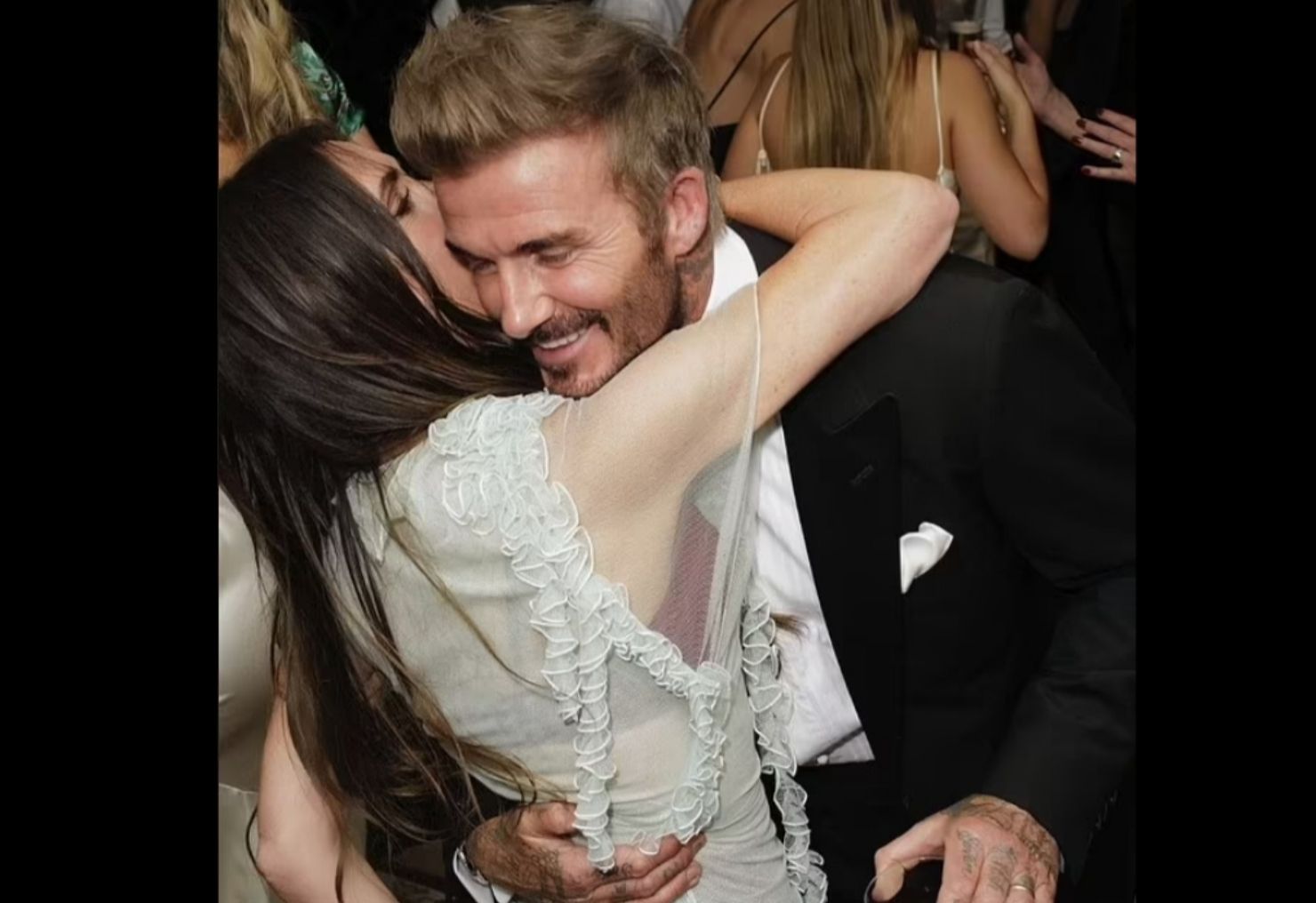 Victoria memeluk suaminya David Beckham di pesta ultahnya