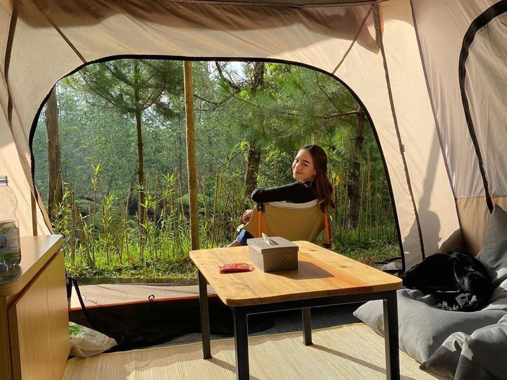 Bersantai di dalam tenda di Green Hill Park Ciwidey menjadi salah satu pilihan tempat wisata hits di Ciwidey 2024. / instagram / @citracile