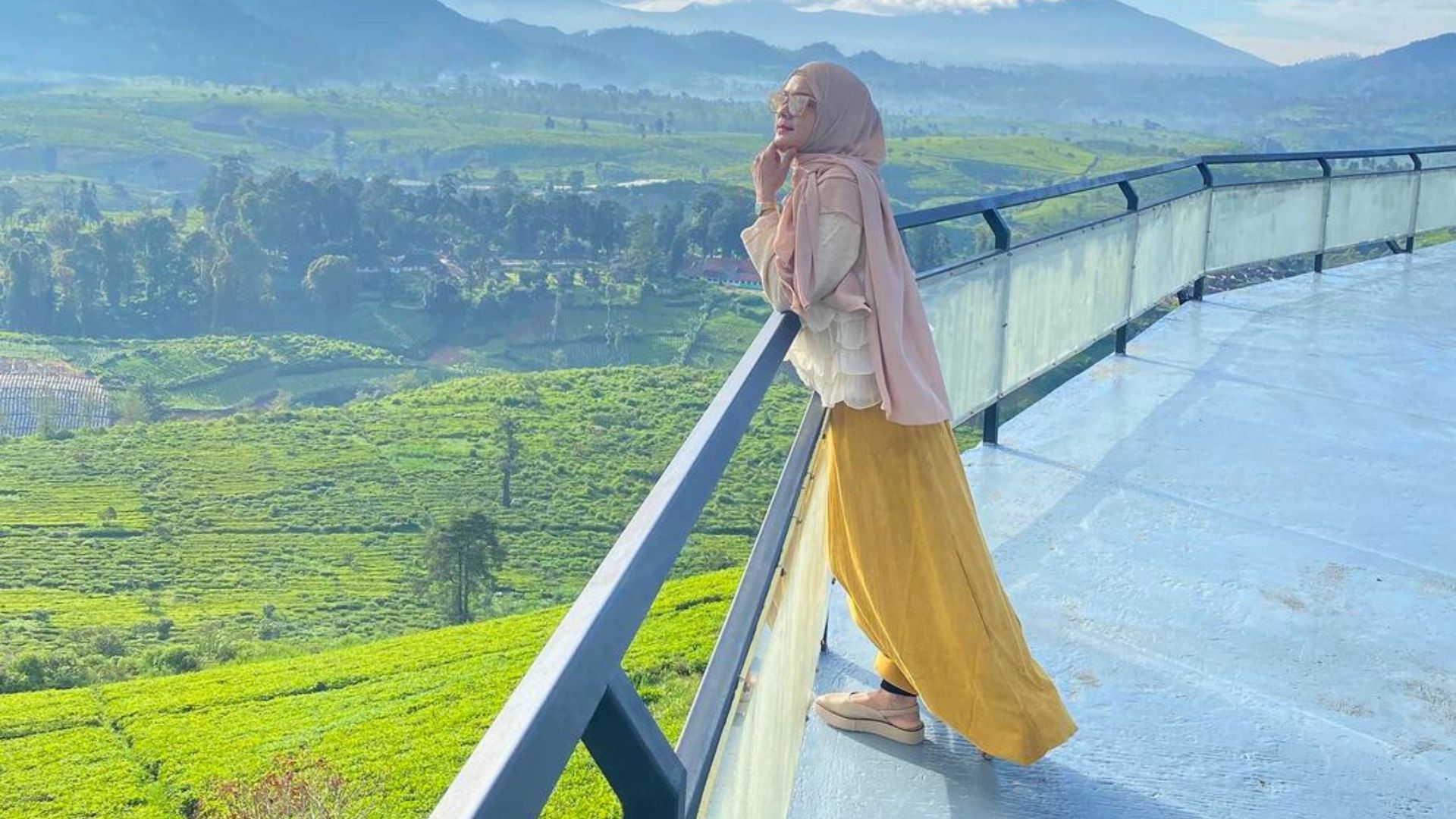 Tampil stylish dan nyaman adalah hal penting saat berwisata ke Nimo Sky Bridge, Pangalengan, Bandung,/ Instagram/ noypuspita