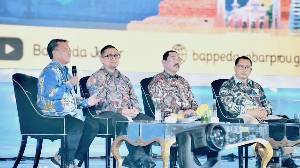  Talkshow Musrenbang RPJPD  tahun 2025-2045 dan RKPD tahun 2025 Provinsi Jawa Barat di Trans Luxury Hotel, Bandung, Senin, 22 April 2024.