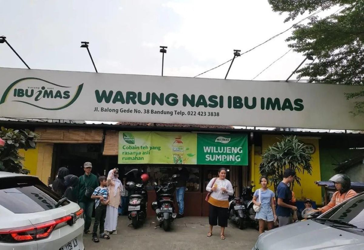 Warung Nasi Ibu Imas salah satu tempat kuliner legendaris di Bandung.