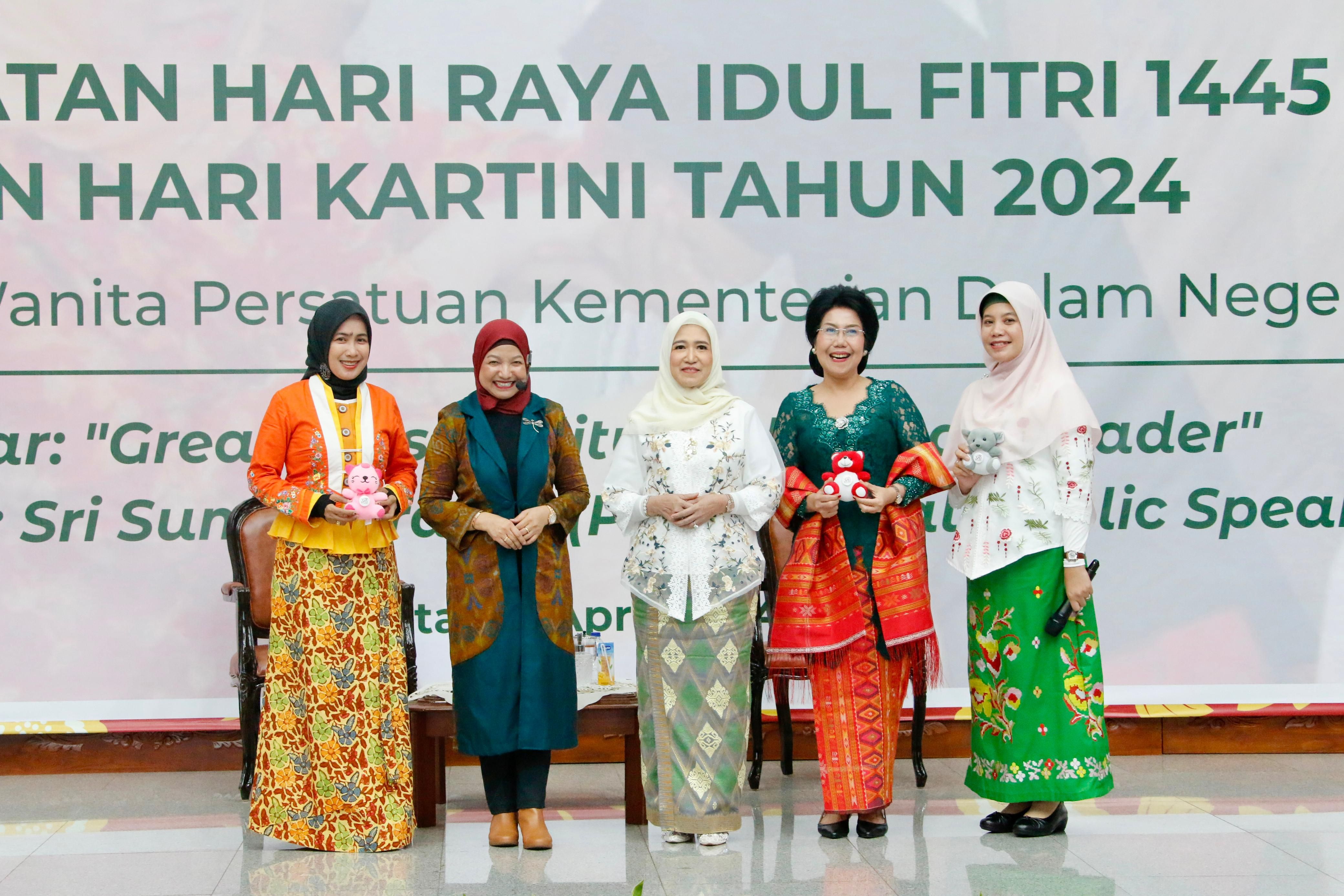 Ketua DWP Kemendagri Nani Suhajar Diantoro di acaraperingatan Hari Kartini yang dirangkaikan dengan halalbihalal di Gedung Sasana Bhakti Praja (SBP) Kantor Pusat Kemendagri, Jakarta, Selasa 23 April 2024 
