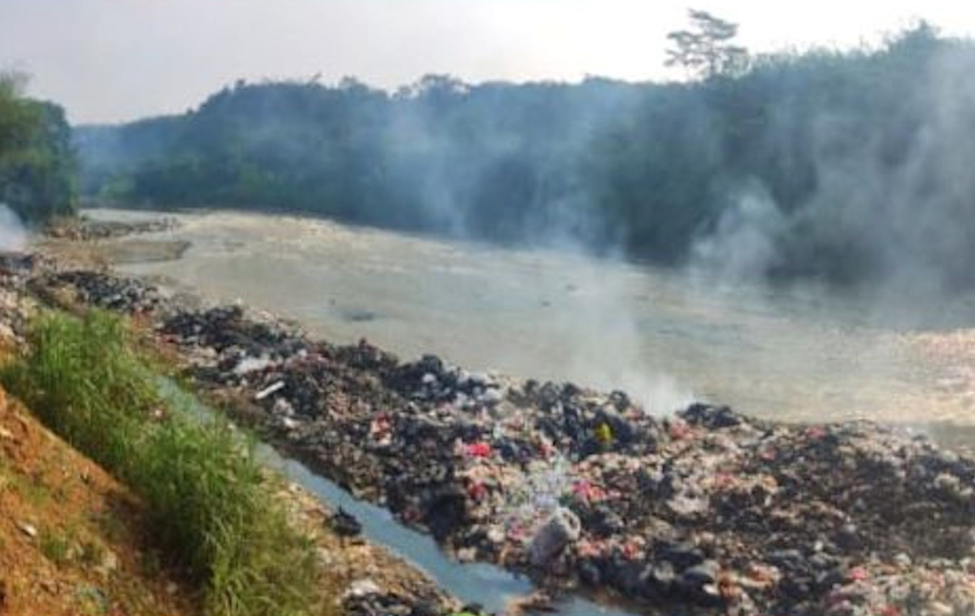 TPS ilegal di bantaran Sungai Cisadane, Bogor.
