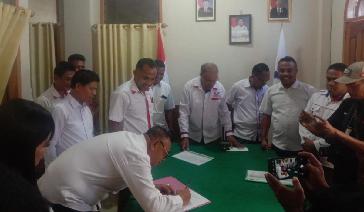 Paket SARR saat menandatangani berita acara pendaftaran di Sekretariat DPD Partai Perindo Sikka, Senin (22/04/2024).//