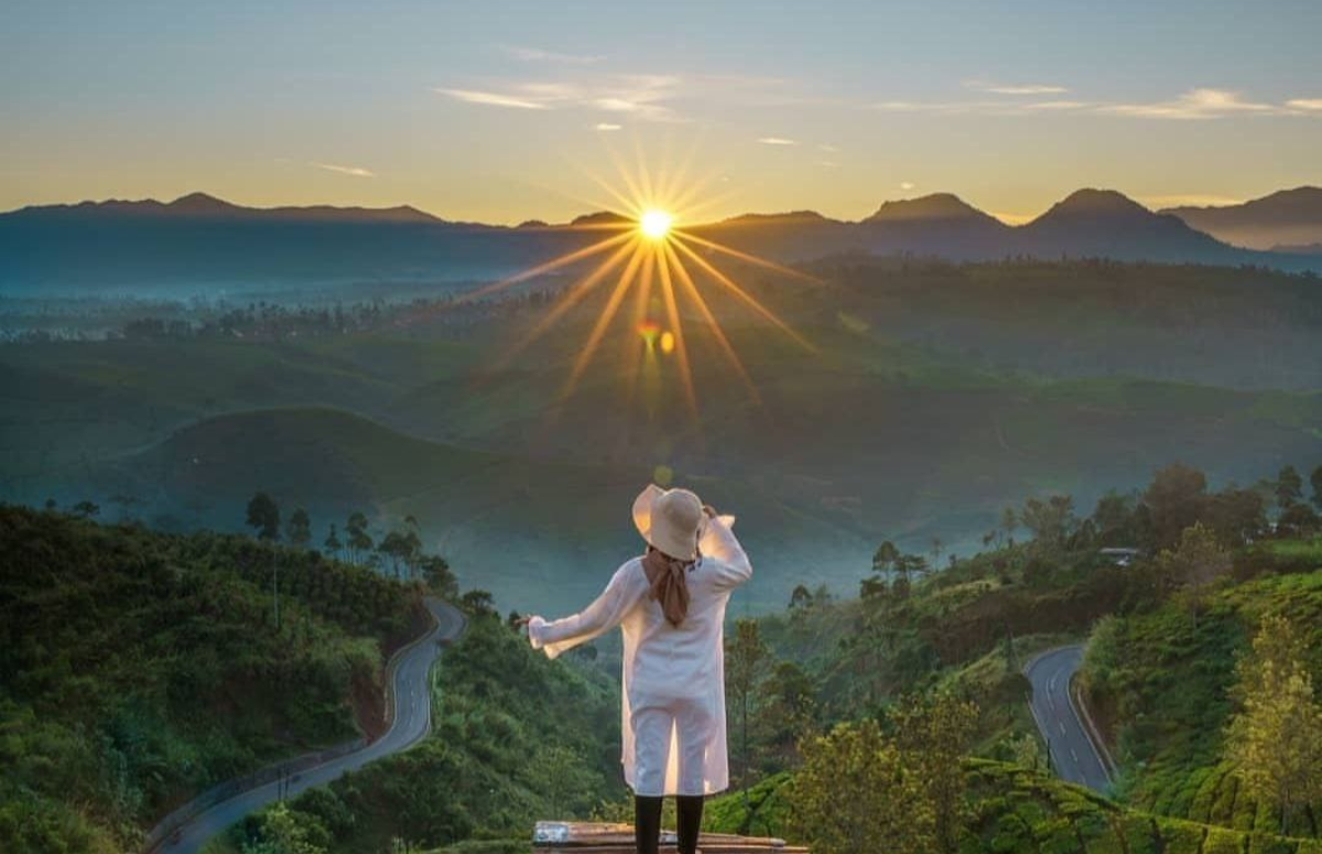 Seorang pengunjung sedang mengabadikan momen indah saat sedang berkunjung ke tempat wisata alam Sunrise Point Cukul/Instagram