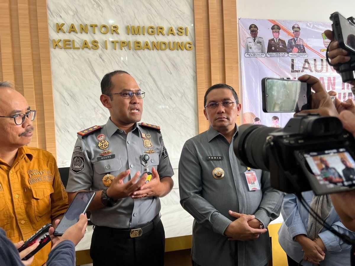 Kepala Kantor Imigrasi Kelas 1 TPI Bandung  Agung Pramono saat diwawancarai awak media menjelaskan layanan paspor di MPP Kabupaten Sumedang