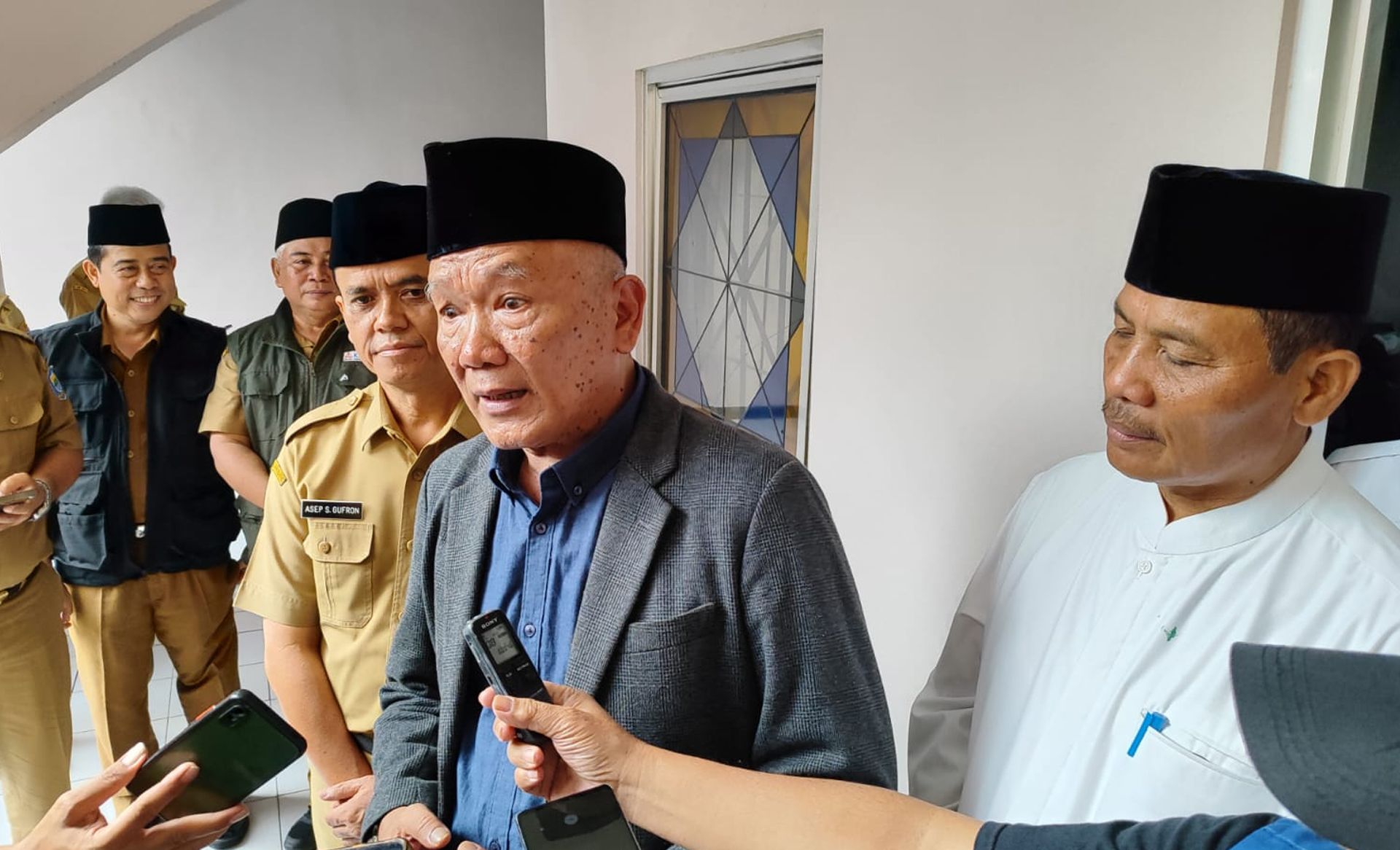 Pj Wali Kota Bandung, Bambang Tirtoyuliono saat meninjau kegiatan Bimbingan Manasik Haji di Pusdai Jawa Barat, Selasa 23 April 2024