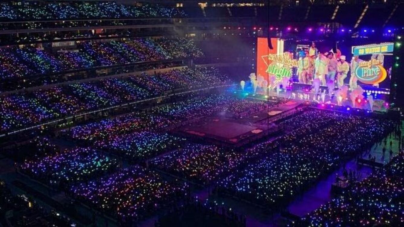 Konser BTS yang di penuhi oleh ribuan penggemar dari penjuru dunia (sumber foto: pinterest)