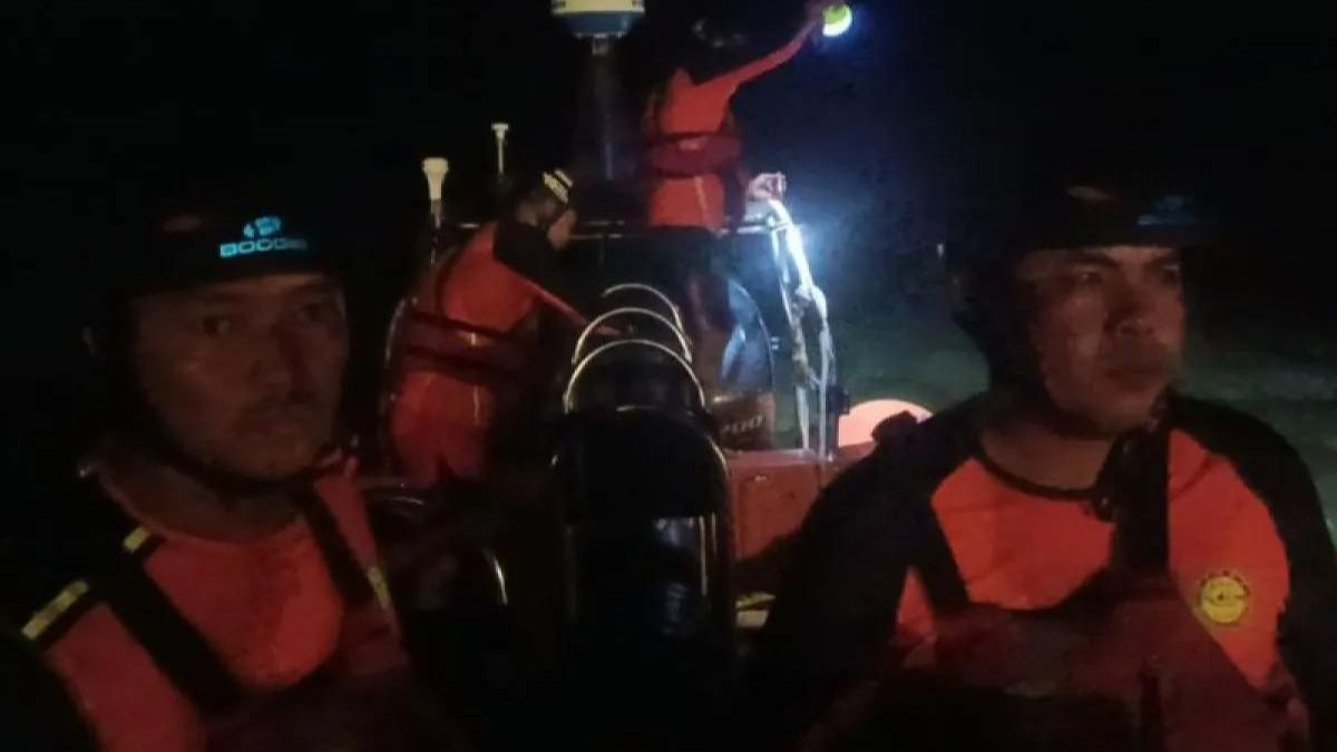 Tim SAR gabungan saat melakukan pencarian terhadap korban dokter Wisnu yang hilang dihantam ombak di pantai Lancing, Kecamatan Praya Barat, Rabu (17/04/2024).