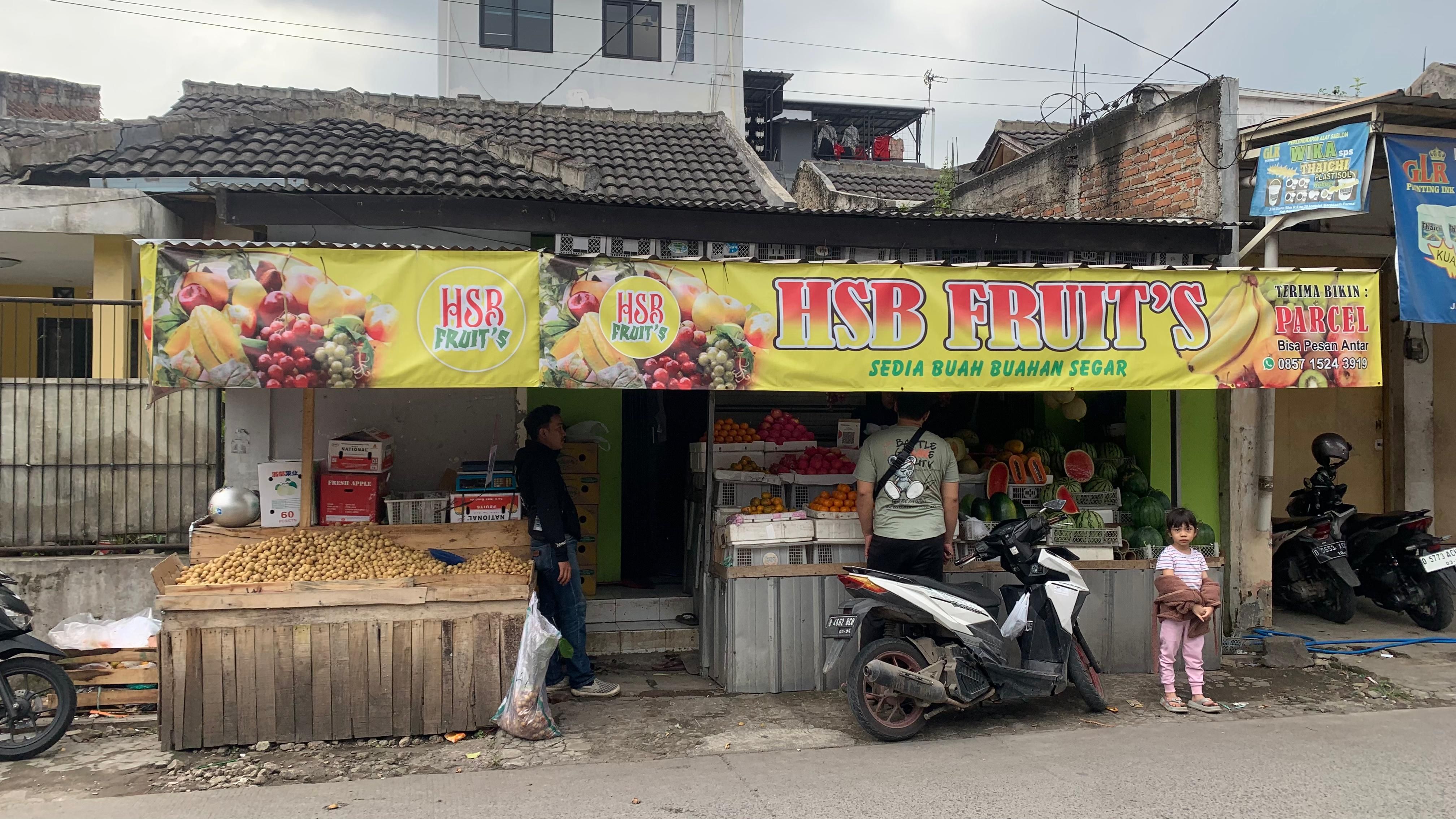 Kios buah HSB Fruits milik Dila di Jalan Jati Utama Blok R8 No.21, Kec. Margaasih, Kabupaten Bandung, Jawa Barat.
