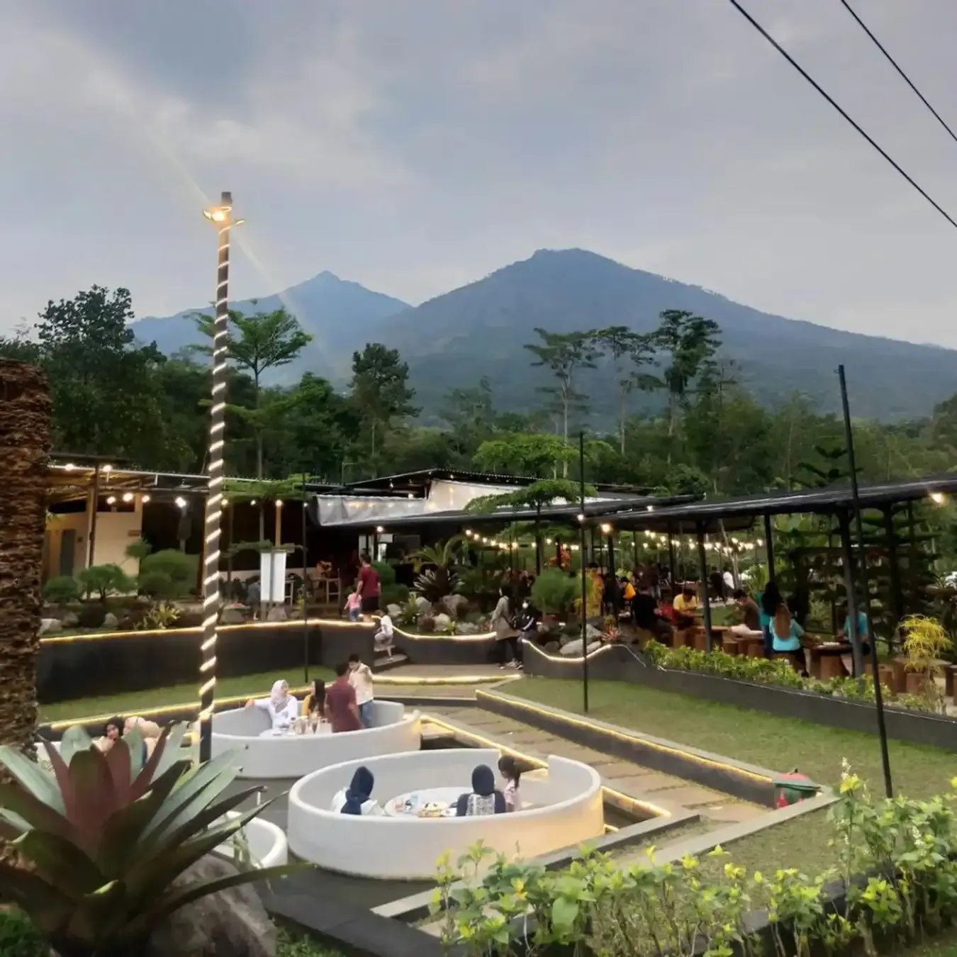 Grande Garden Cafe di Pasuruan. /Instagram @grande_gardencafe