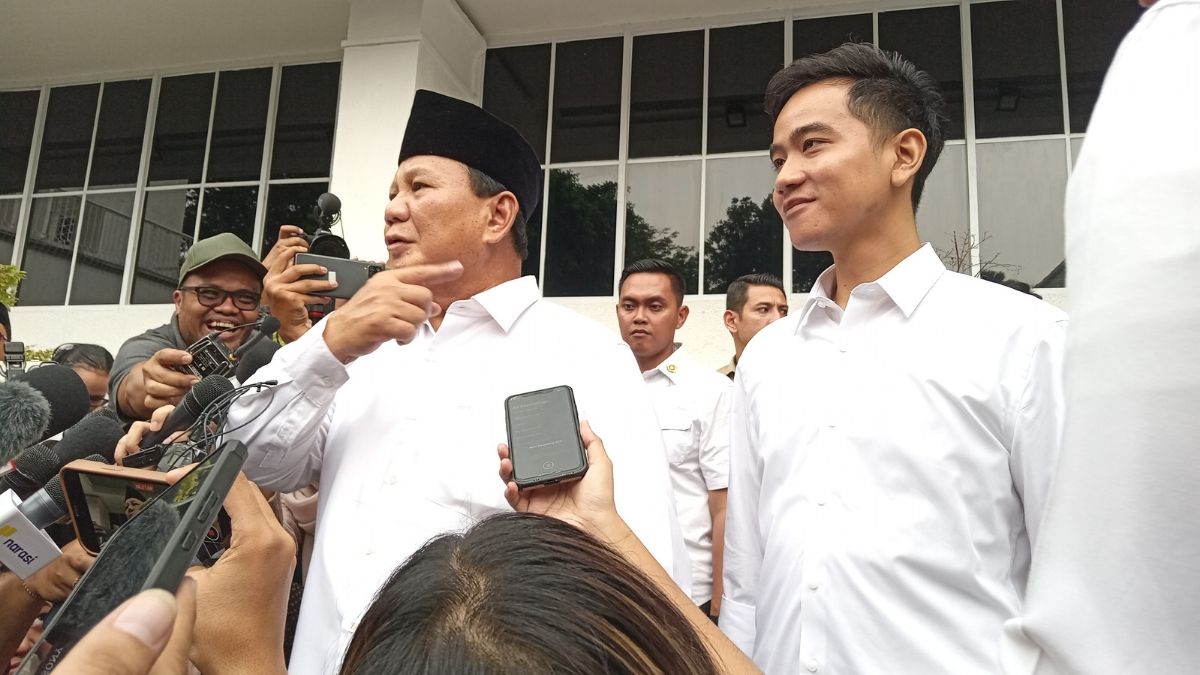 Presiden terpilih Prabowo Subianto bersama wakil presiden terpilih Gibran Rakabuming Raka usai pidato di acara penetapan presiden-wakil presiden di Gedung KPU, Rabu (24/4/2024).