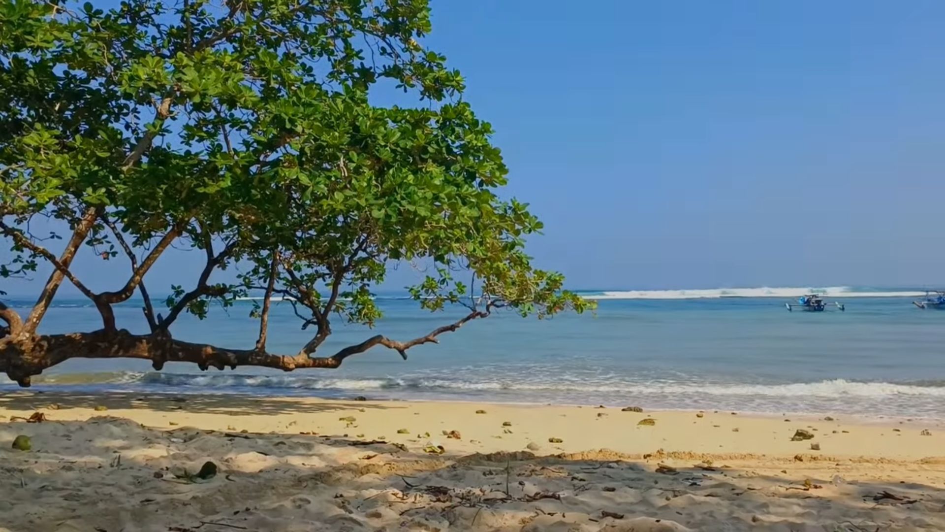Pemandangan Pantai Cijeruk Indah, Garut.  Healing di hidden gem berpasir putih ini menenangkan./ YouTube/ Ben's Family