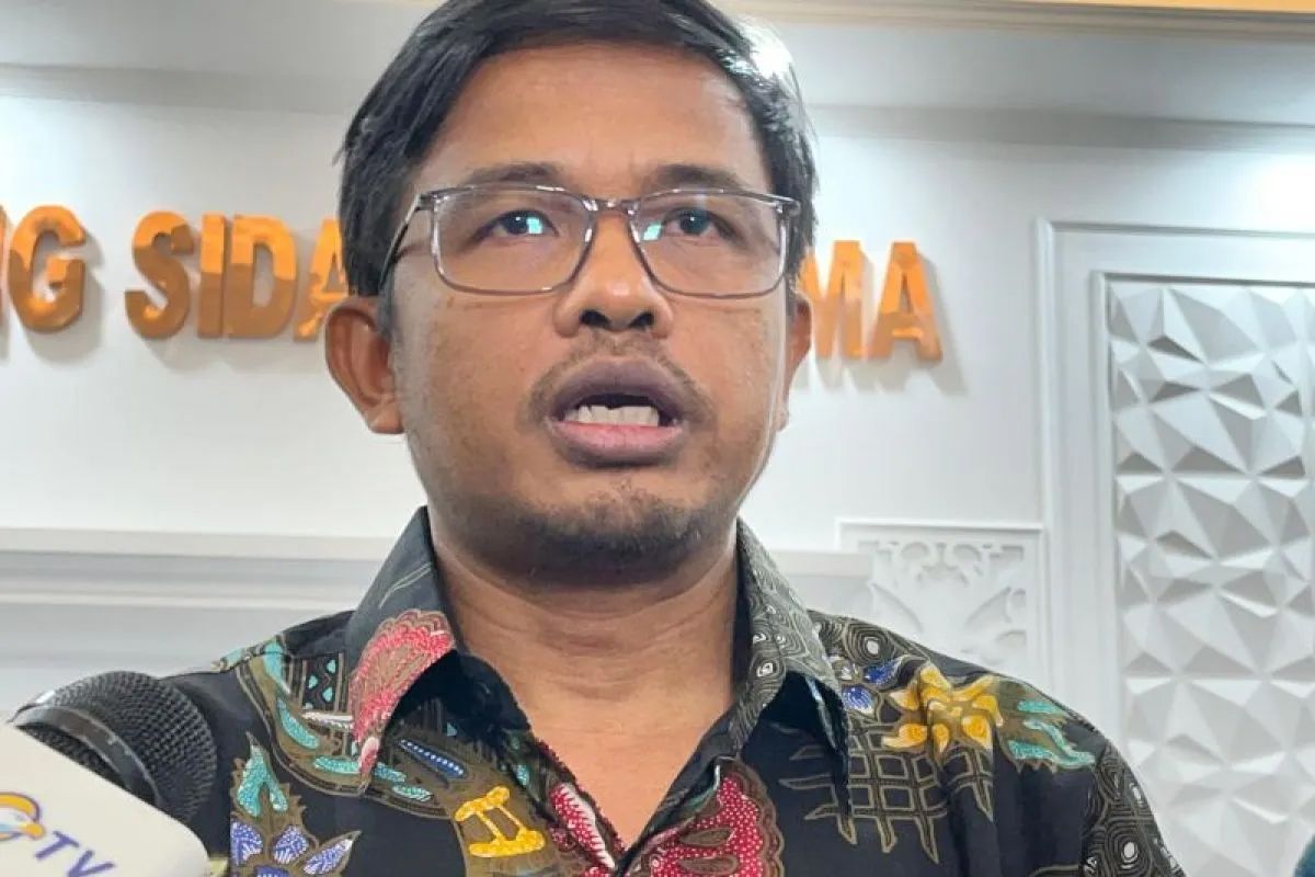 Anggota KPU RI Idham Holik saat memberikan keterangan kepada awak media di Kantor KPU RI, Jakarta, Selasa 23 April 2024. 