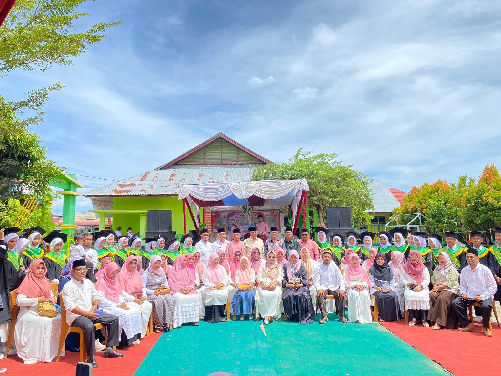 Foto bersama para wisudawan/ti angkatan ke III tahun pelajaran 2023/2024 Madrasah Tsanawiyah Negeri (MTsN) 13 Pesisir Selatan di Kecamatan Batangkapas, pada Rabu 24 April 2024.
