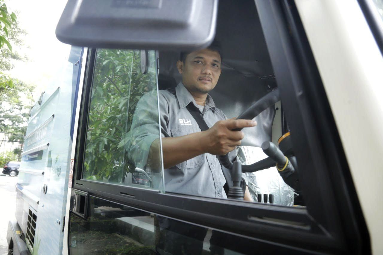  Hardi Mulyawan di dalam mobil sweeper yang beroperasi sejak pukul 3 pagi 