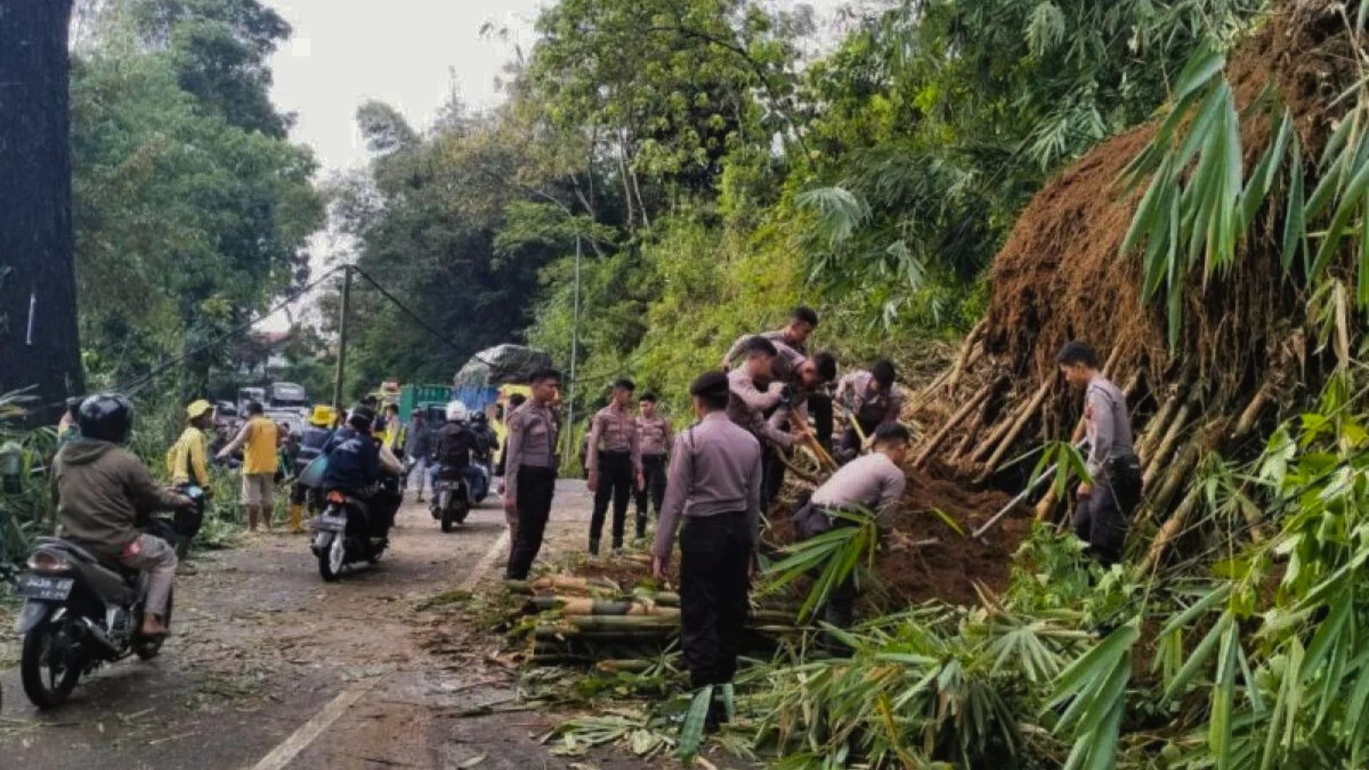 Waduh Bencana Kab Tasik 19 Titik Longsor Jalur Tasik Garut Masih Belum Normal Ide Jabar 1333