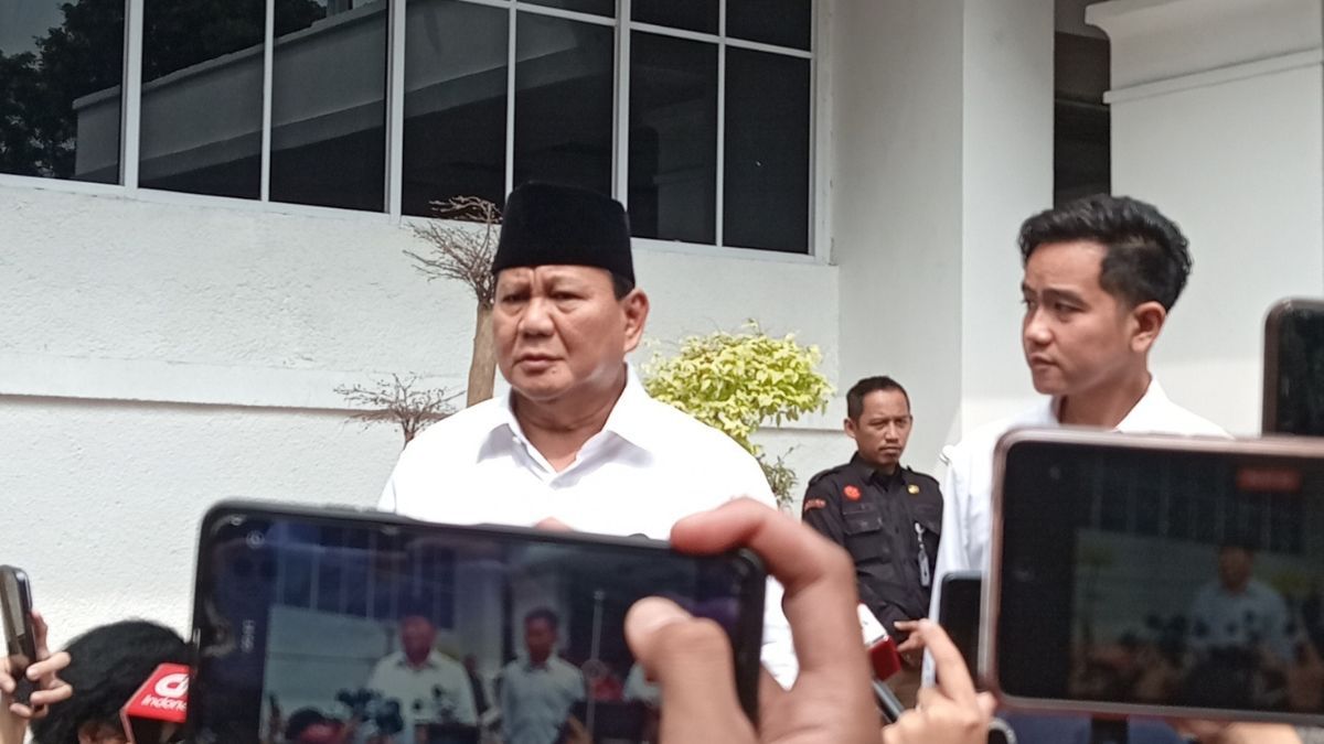 Presiden dan wakil presiden terpilih, Prabowo Subianto-Gibran Rakabuming Raka hadir pada acara penetapan presiden-wakil presiden di Gedung KPU, Rabu (24/4/2024).