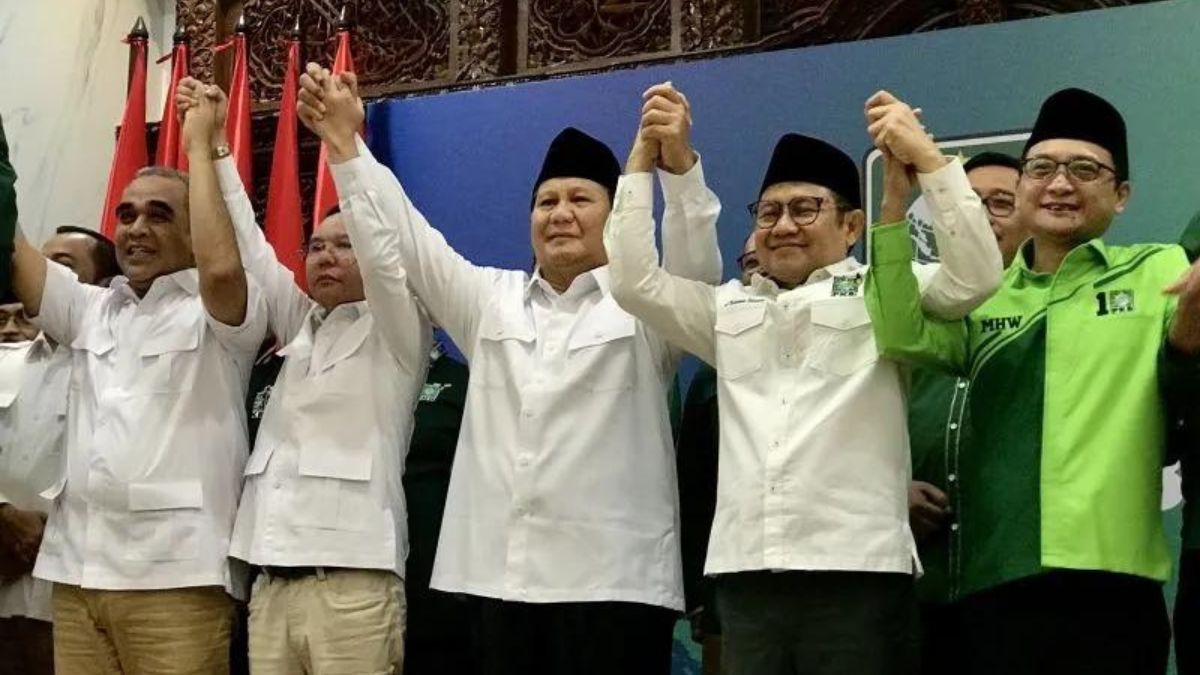 Presiden Terpilih Prabowo Subianto (tengah) dan Ketua Umum DPP PKB Muhaimin Iskandar (dua kanan) berfoto bersama selepas jumpa pers membahas isi pertemuan di Kantor DPP PKB, Jakarta, Rabu (24/4/2024).