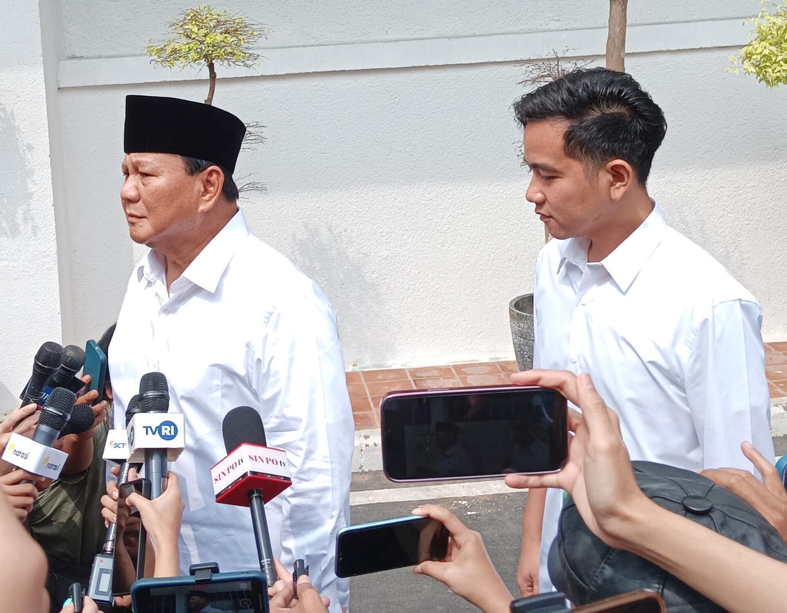 Prabowo dan Gibran tiba di kantor KPU RI untuk menerima penetapan presiden dan wakil presiden terpilih. 