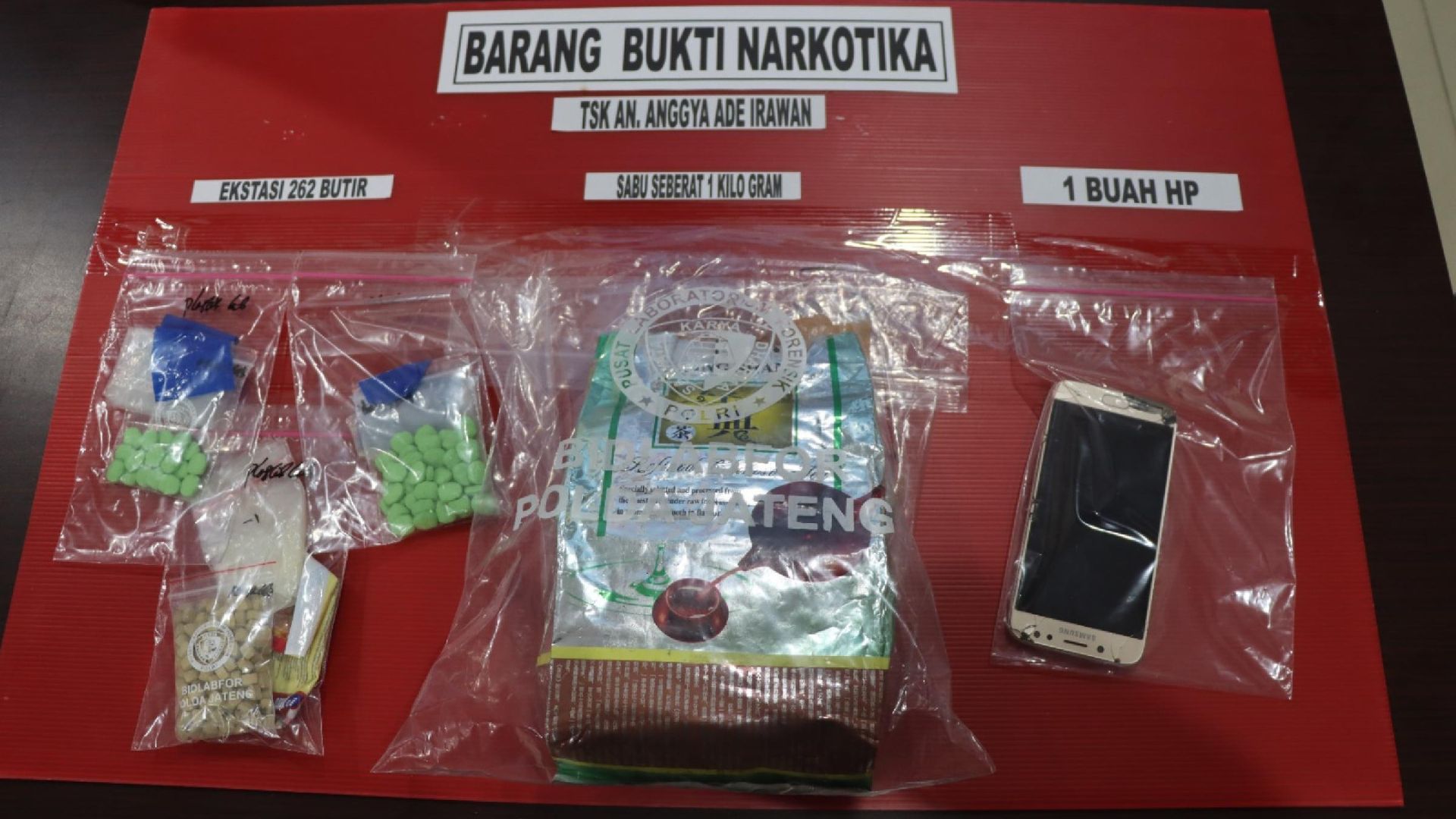 Jaringan narkoba di Semarang terbongkar menyusul penangkapan seorang pengedar dengan barang bukti 1 kilogram sabu dan ratusan ekstasi