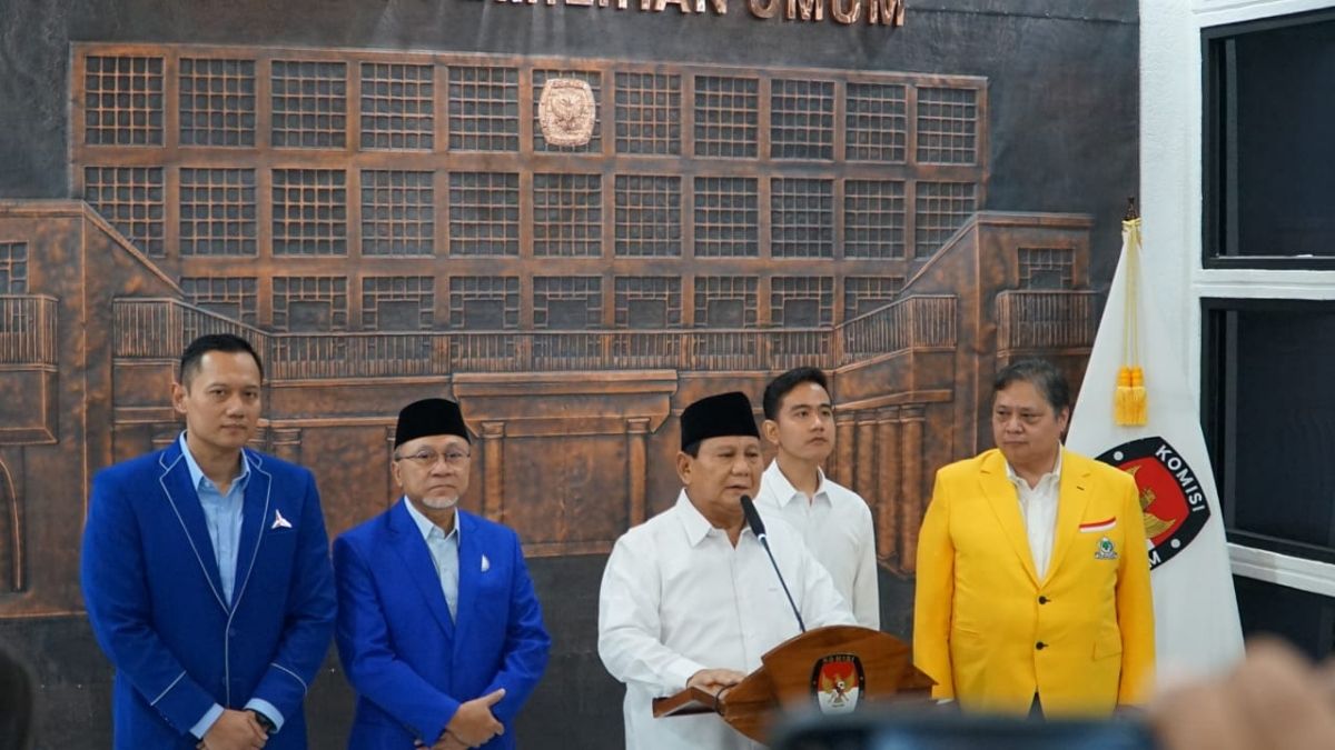PPresiden dan wakil presiden terpilih Prabowo Subianto-Gibran Rakabuming Raka dalam konferensi pers di Gedung KPU, Rabu (24/4/2024). Ia didampingi beberapa pimpinan partai politik seperti Agus Harimurti Yudhoyono, Zulkifli Hasan, dan Airlangga Hartarto.