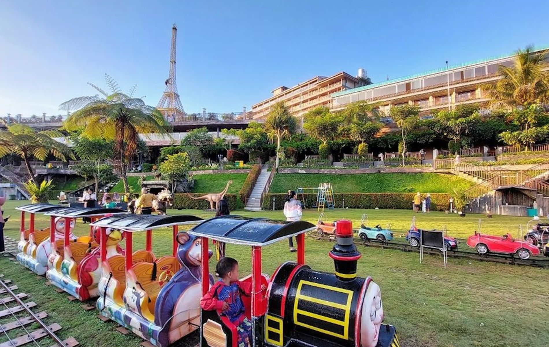 Wisata miniatur menara Eiffel Paris di Seruni Hotel Bogor.