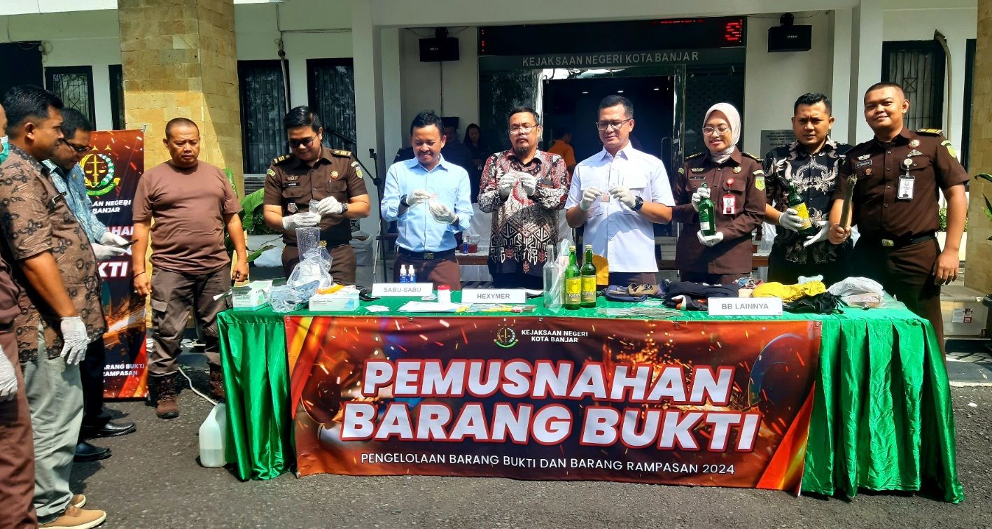 Pemusnahan 57 jenis barang bukti yang inkrah di halaman Kantor Kejaksaan Negeri Kota Banjar, Jalan Gerilya, Kamis (25/4/2024)