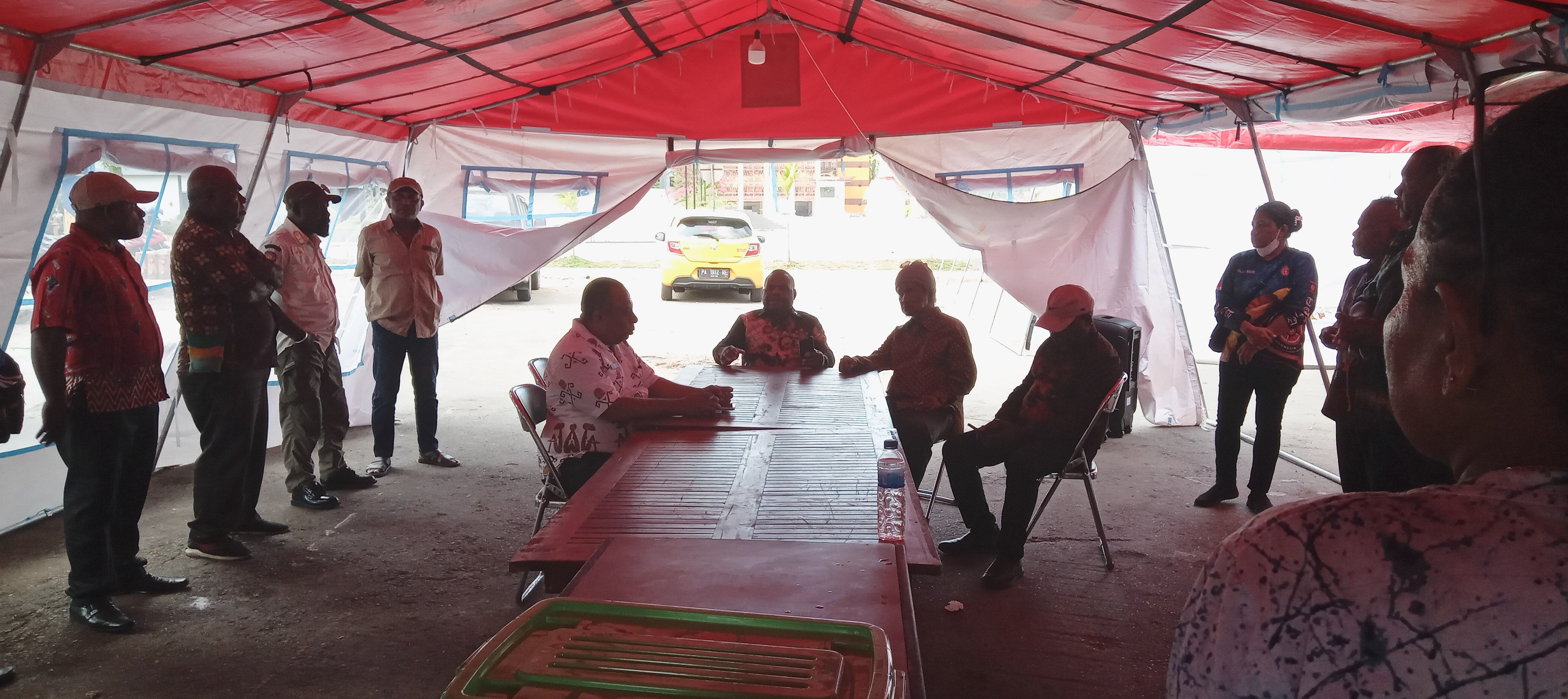 Rapat mendadak Solidaritas ASN Provinsi Papua di  halaman luar Kantor Gubernur Provinsi Papua, Kamis 25 April 2024 siang